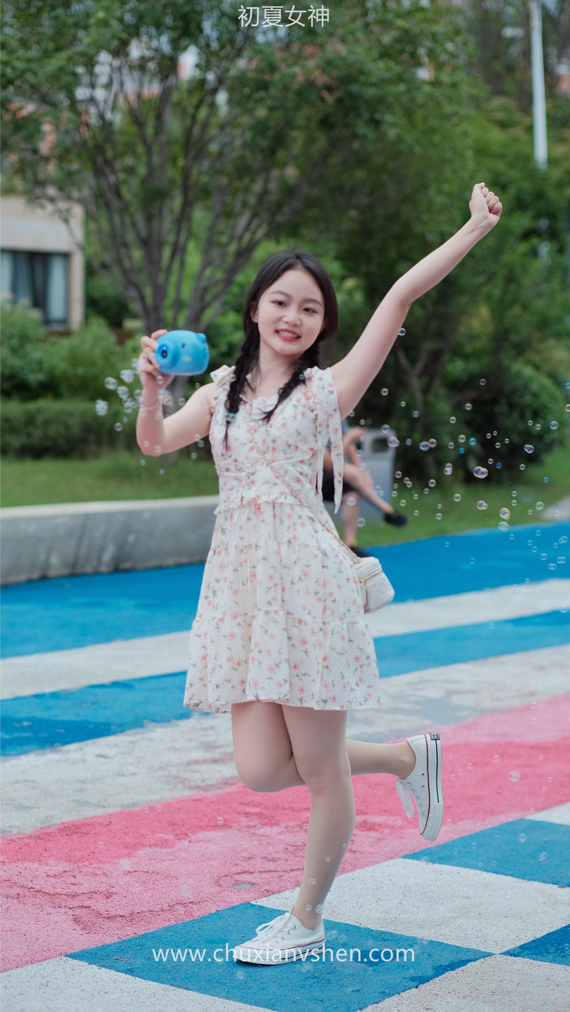 初夏女神 NO.050 双双 公园游玩[221P+1V／7.29GB]