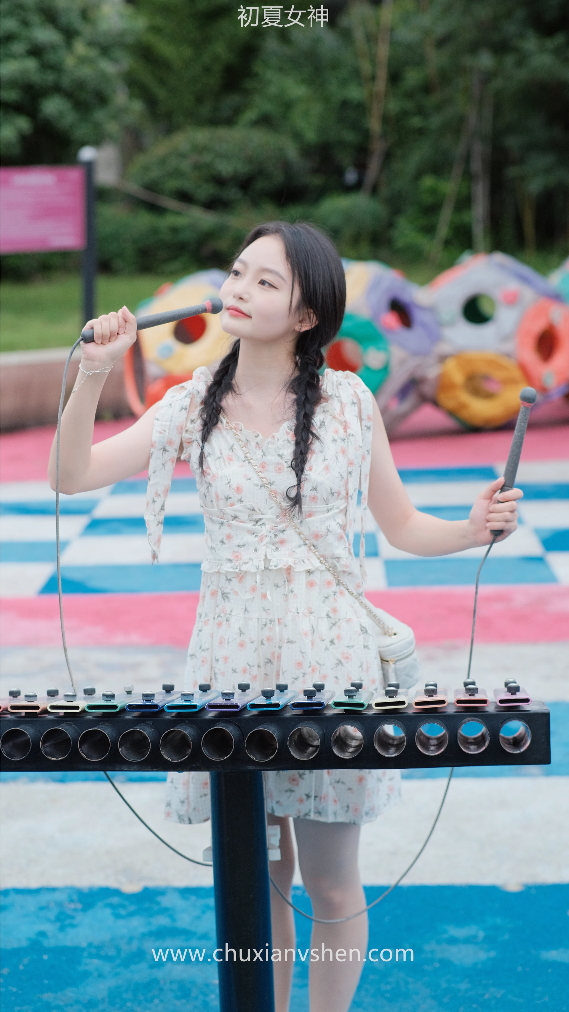 初夏女神 NO.050 双双 公园游玩[221P+1V／7.29GB]