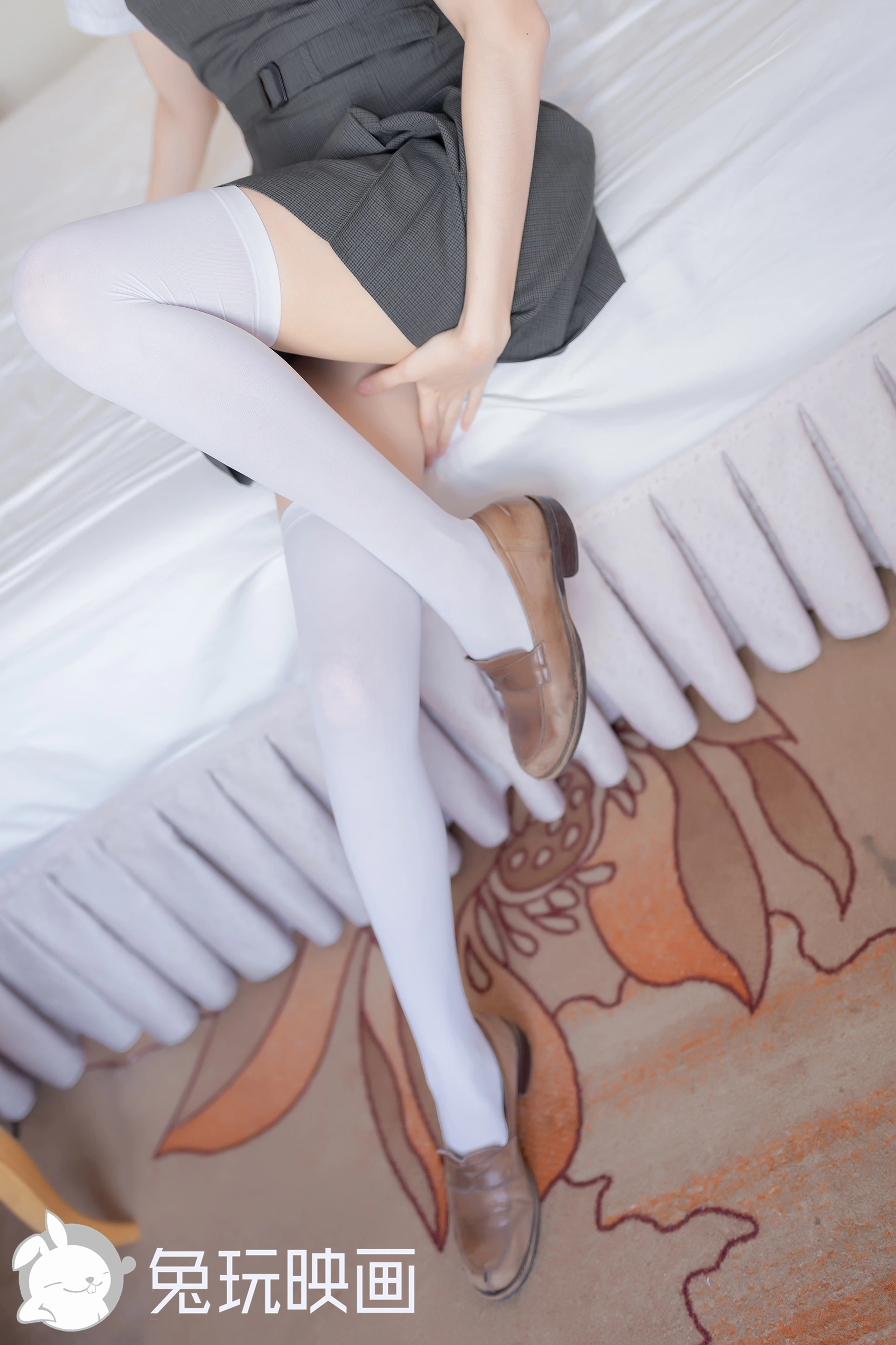 C33.008 制服裙白丝 [40P-75MB]