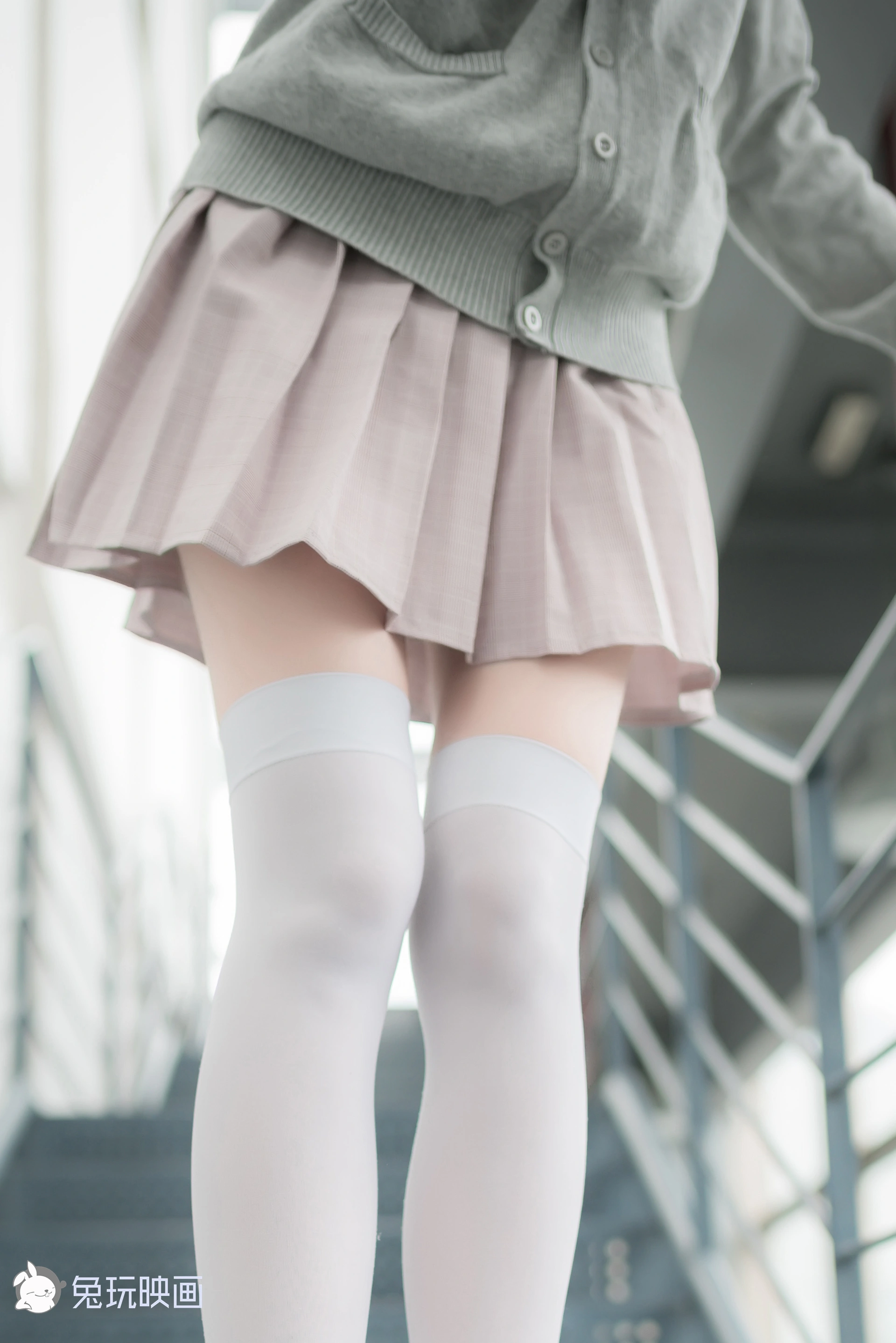C09.004 楼梯上的萝莉白丝 [42P-102MB]