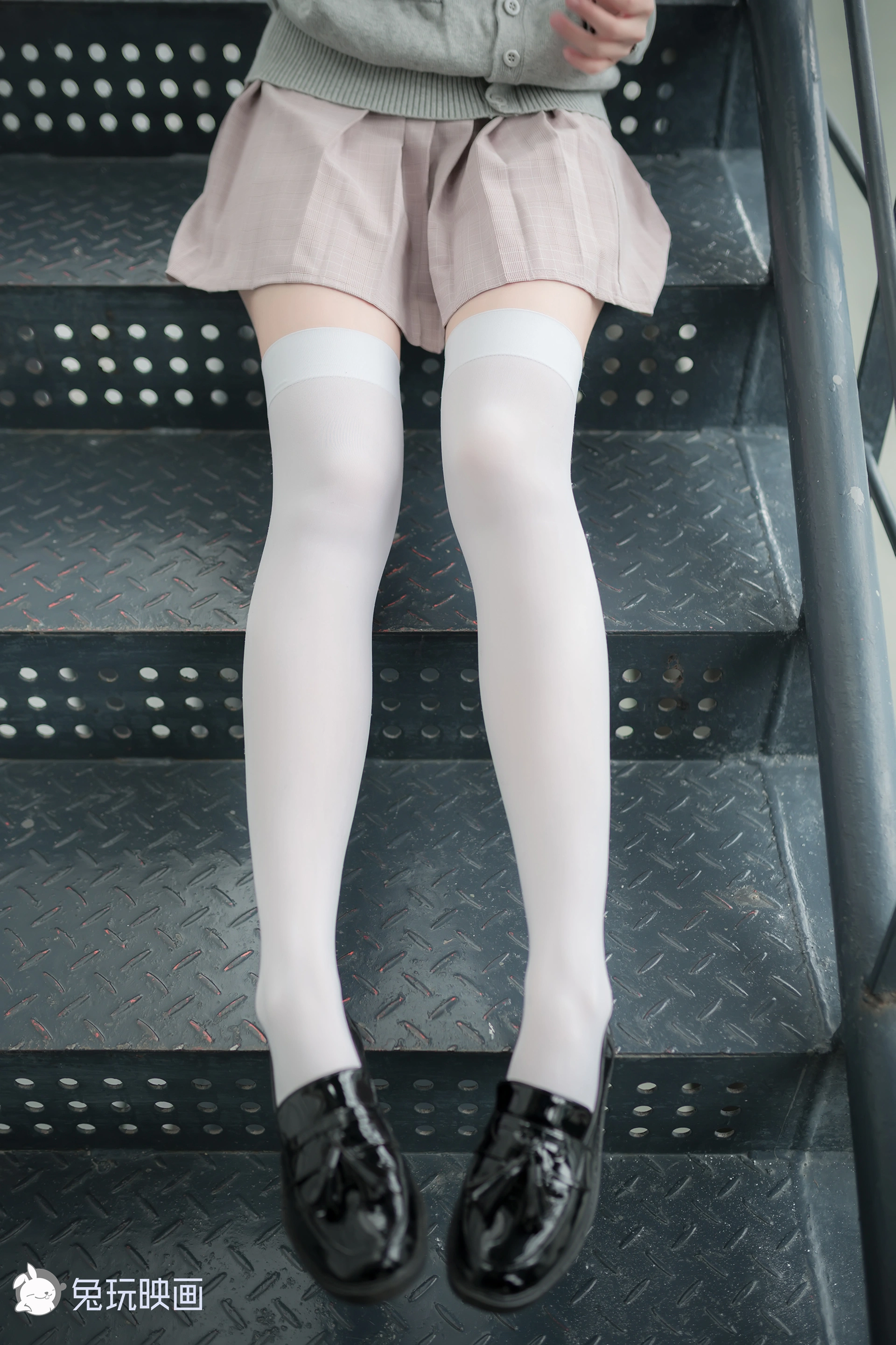 C09.004 楼梯上的萝莉白丝 [42P-102MB]