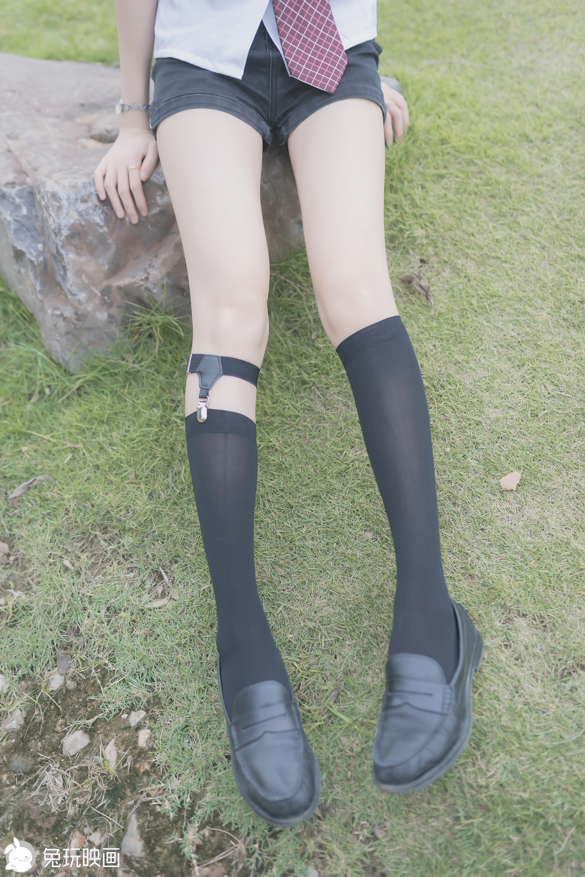 C26.002 草坪上的小细腿 [40P-116MB]