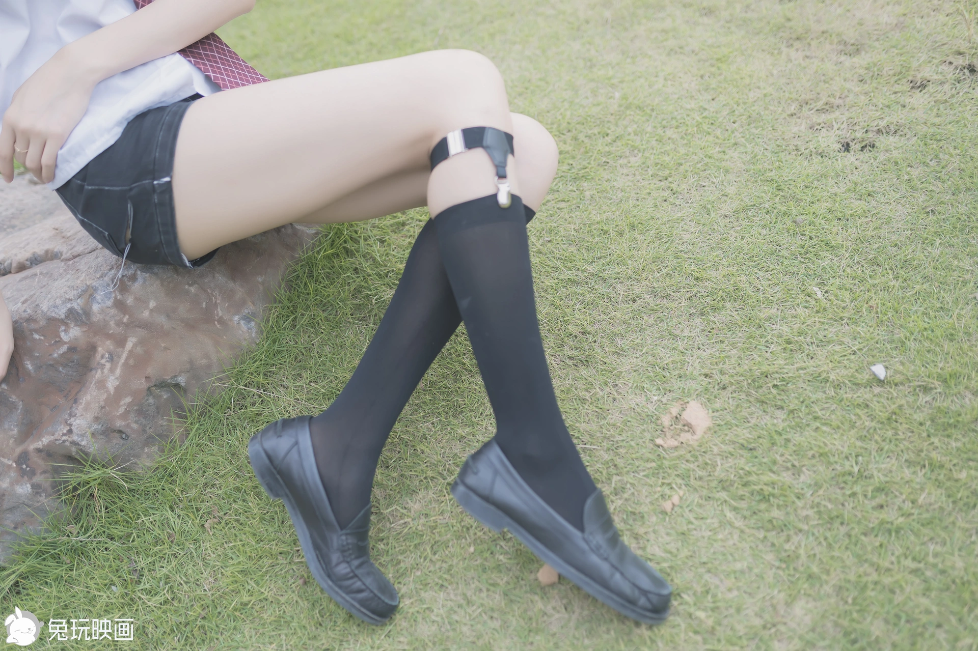 C26.002 草坪上的小细腿 [40P-116MB]