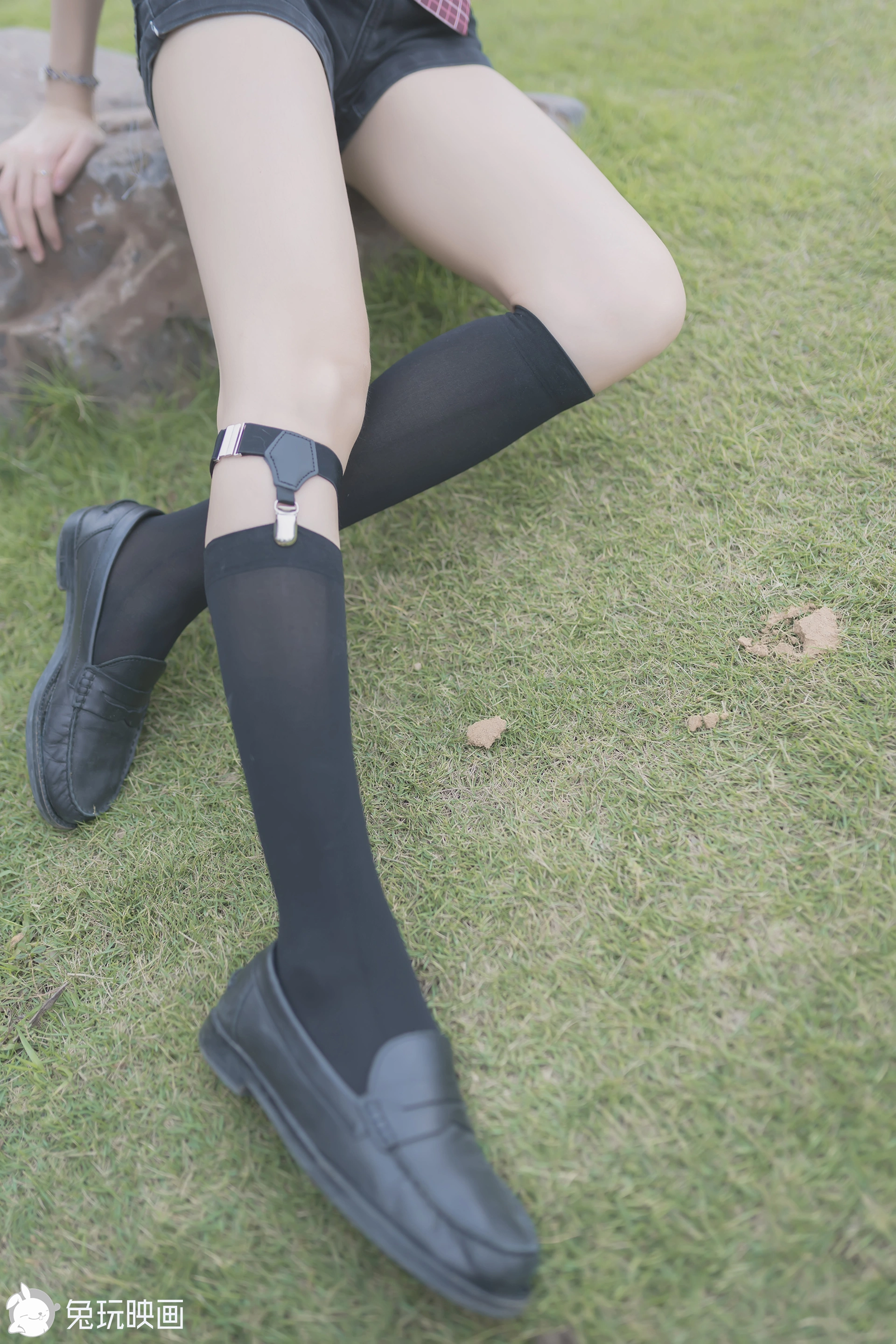 C26.002 草坪上的小细腿 [40P-116MB]