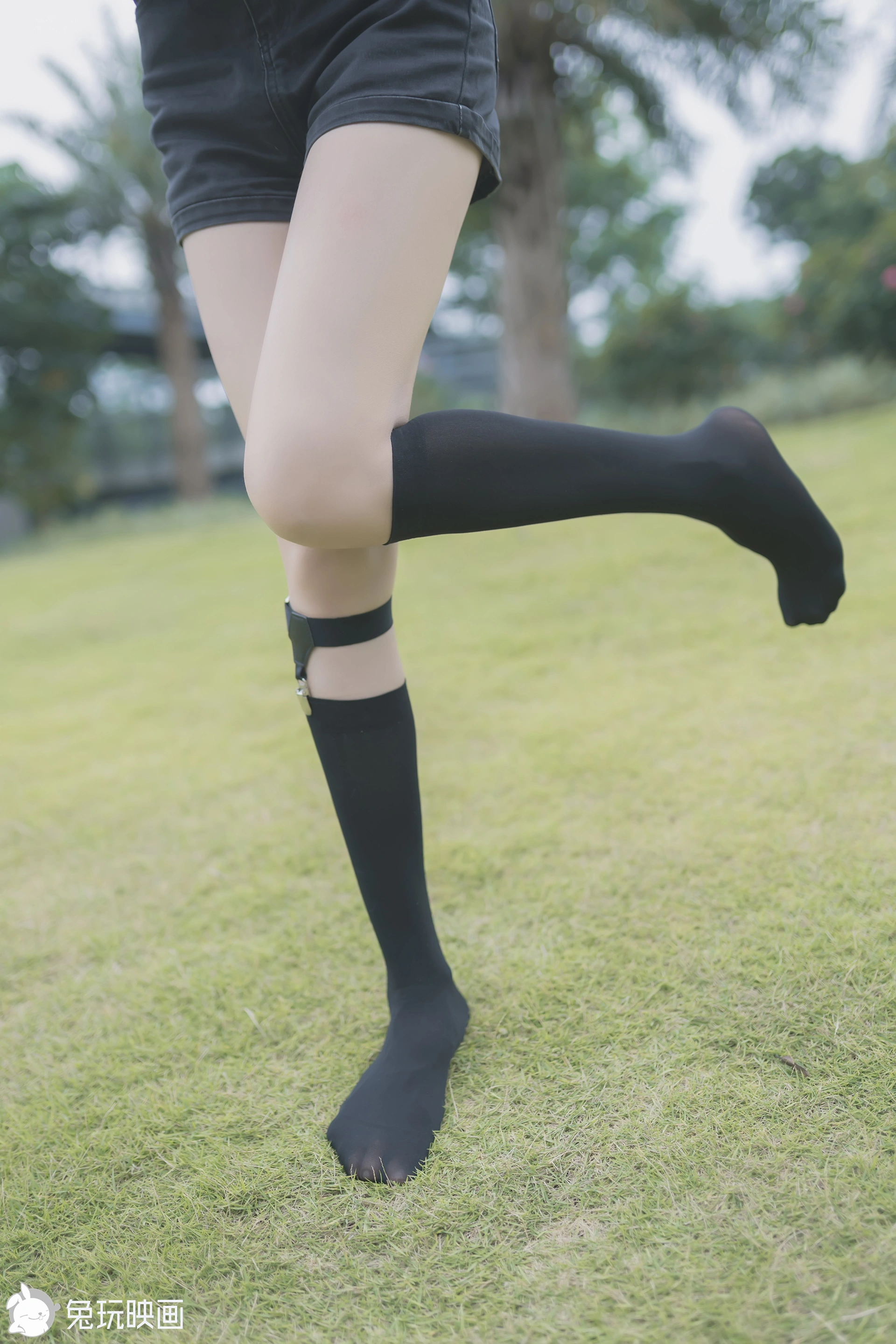 C26.002 草坪上的小细腿 [40P-116MB]