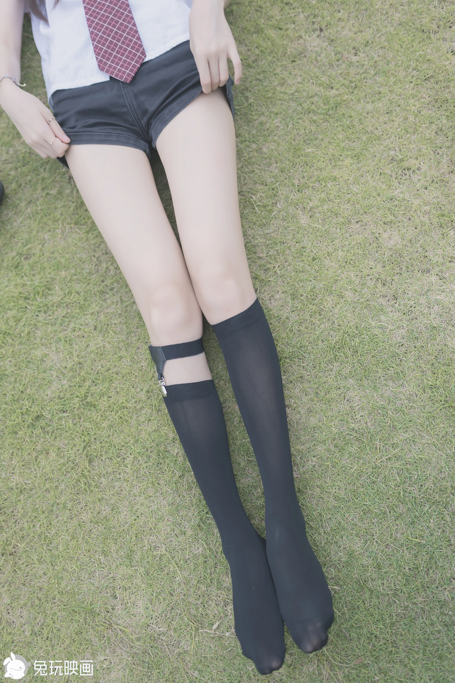 C26.002 草坪上的小细腿 [40P-116MB]