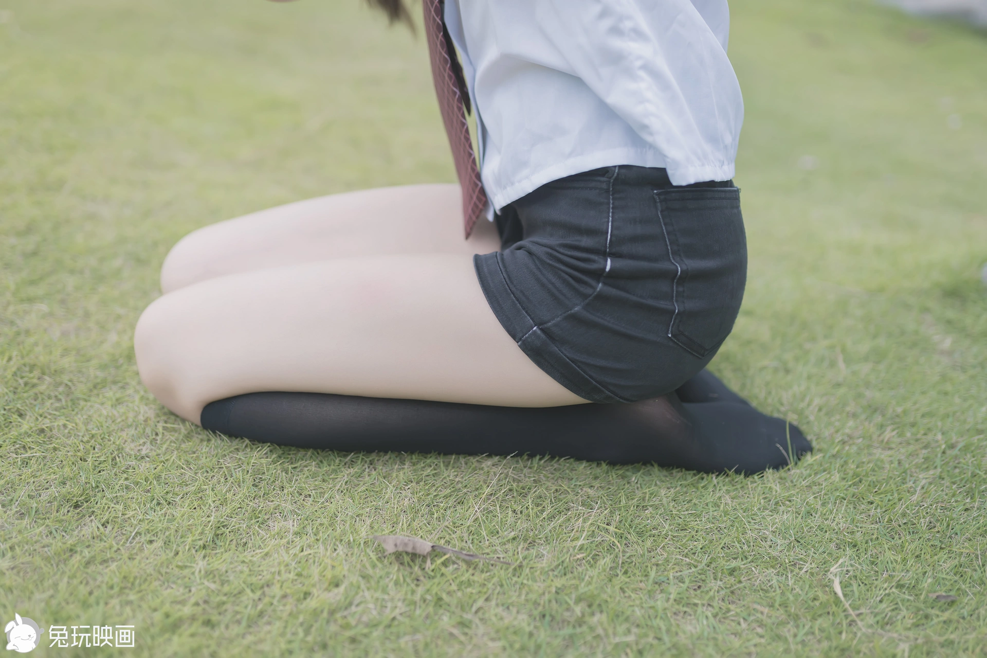 C26.002 草坪上的小细腿 [40P-116MB]