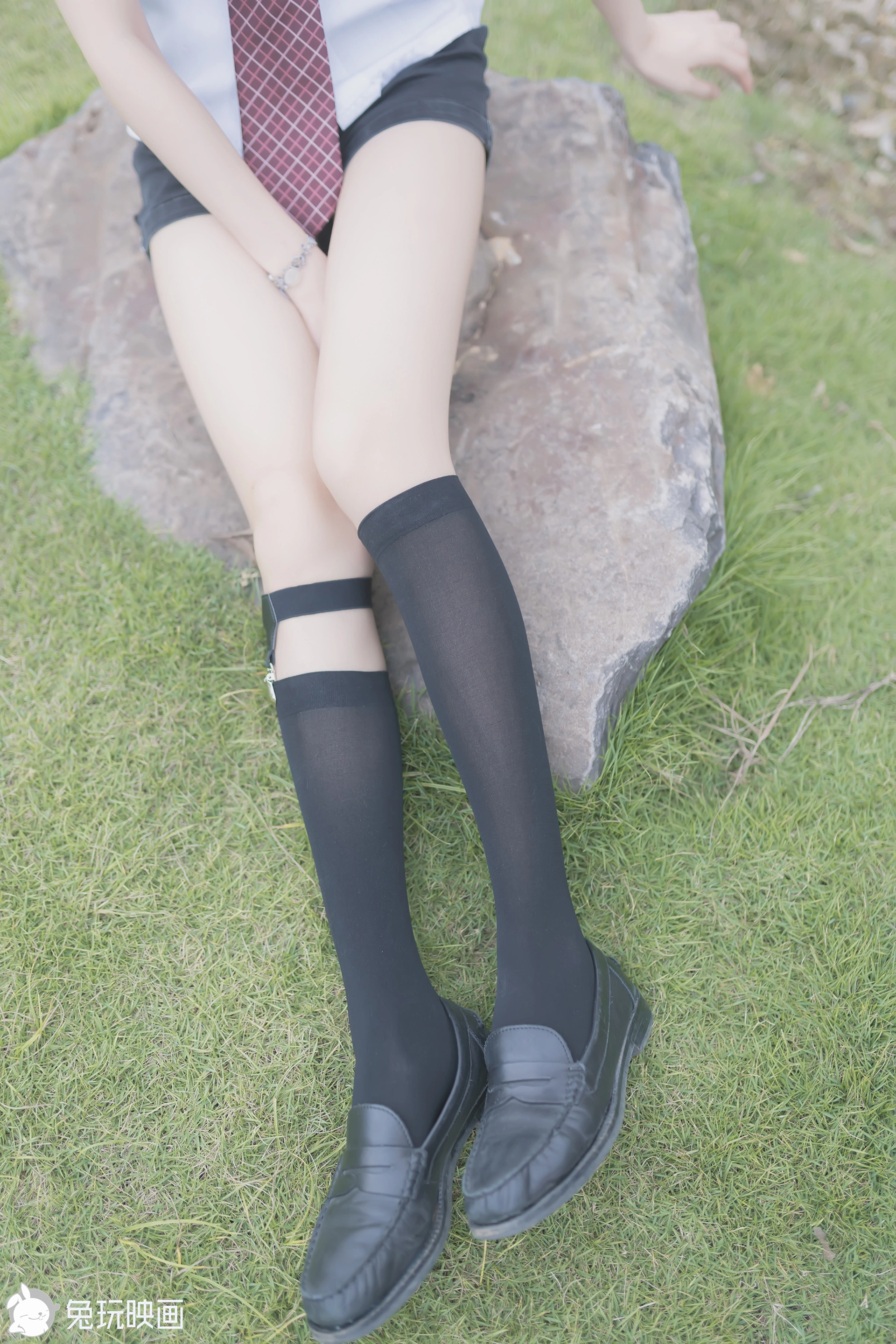 C26.002 草坪上的小细腿 [40P-116MB]