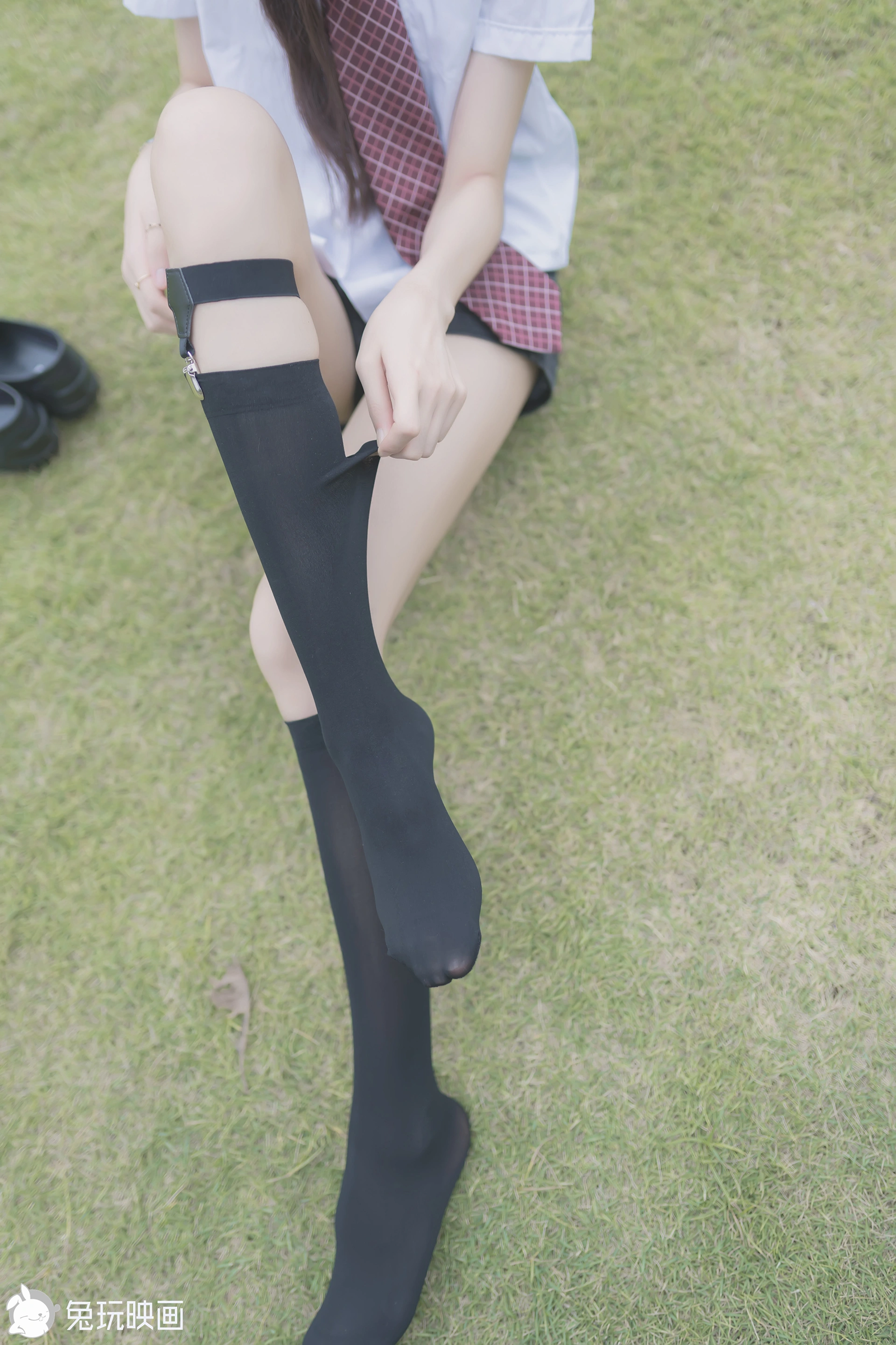 C26.002 草坪上的小细腿 [40P-116MB]