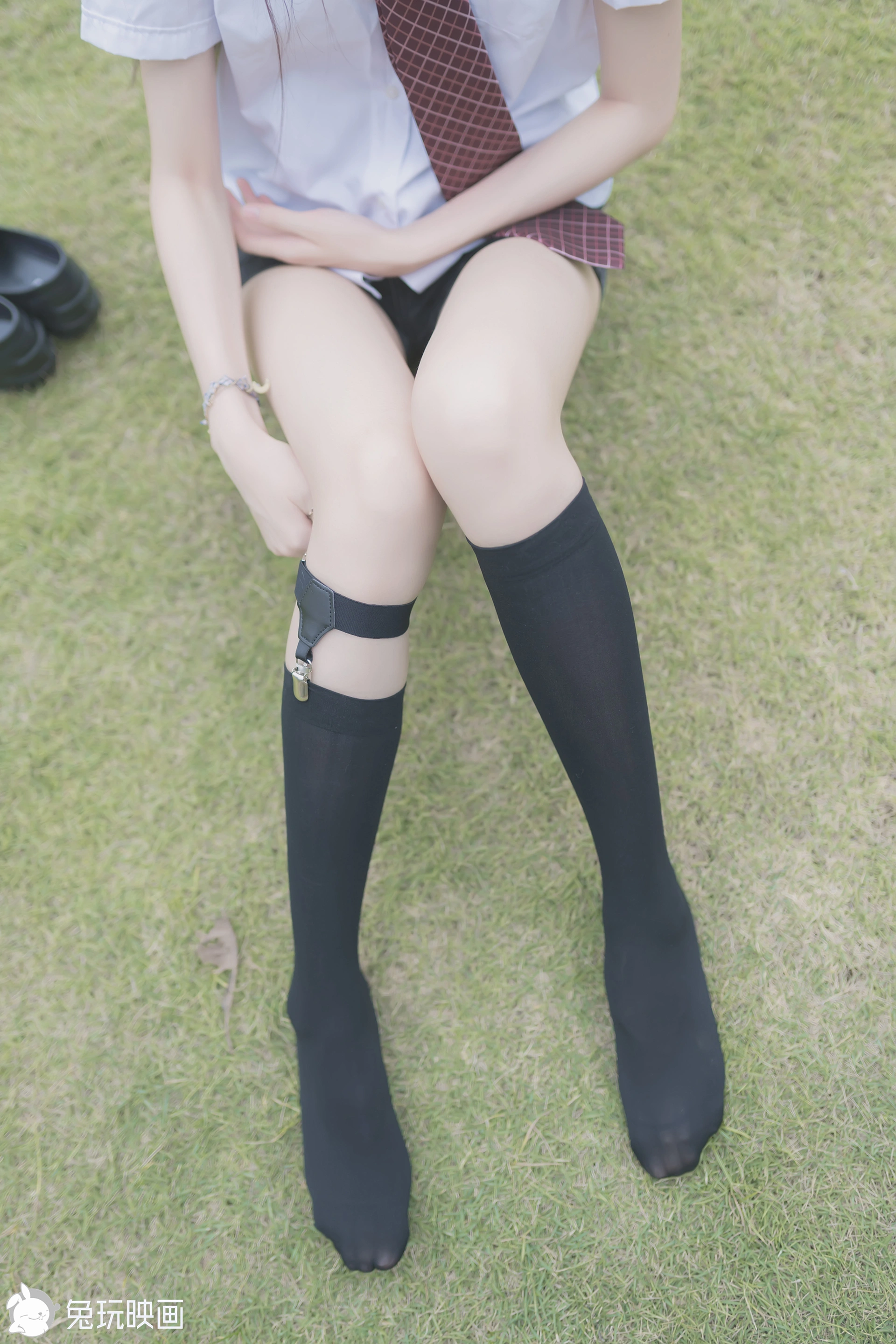 C26.002 草坪上的小细腿 [40P-116MB]