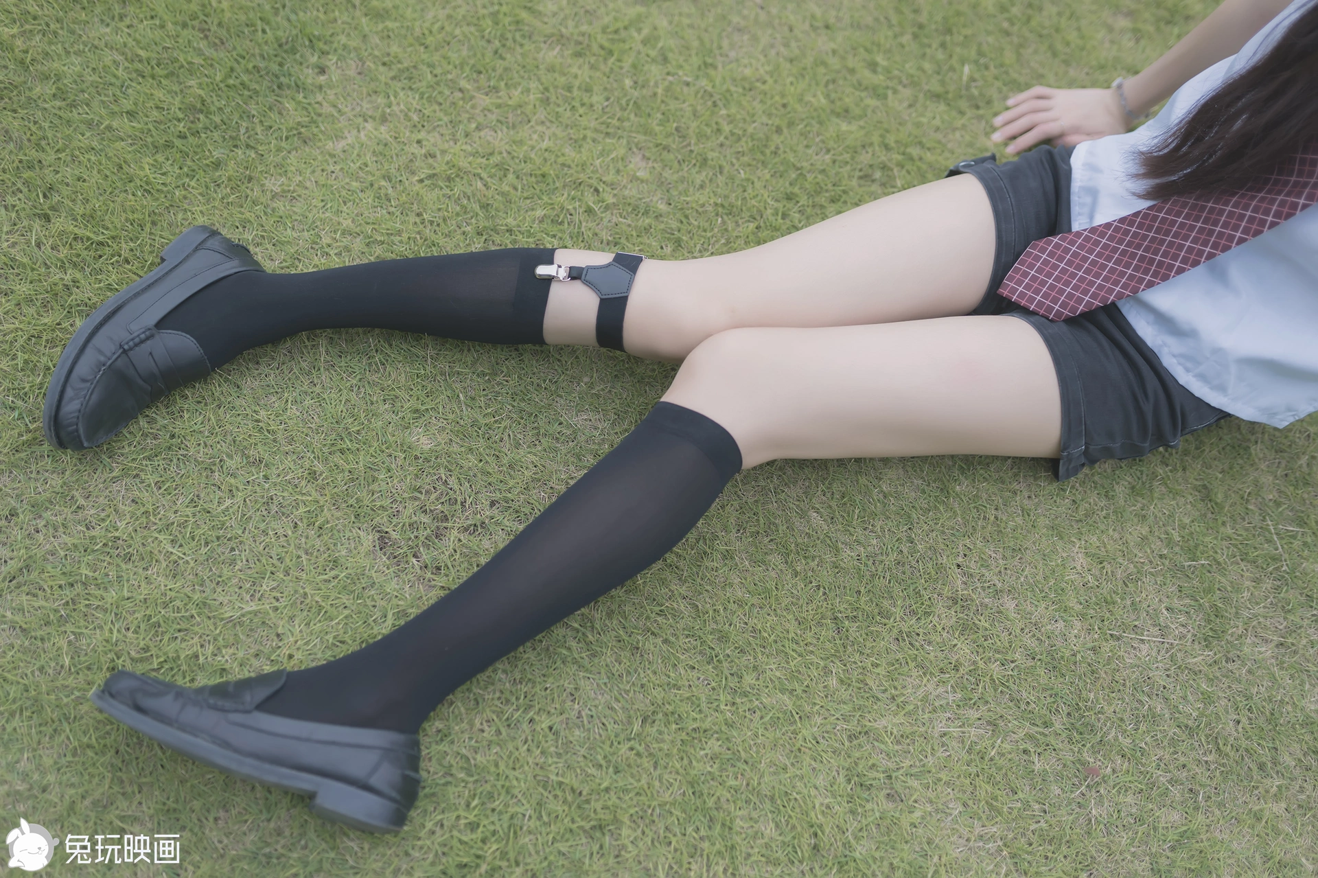 C26.002 草坪上的小细腿 [40P-116MB]