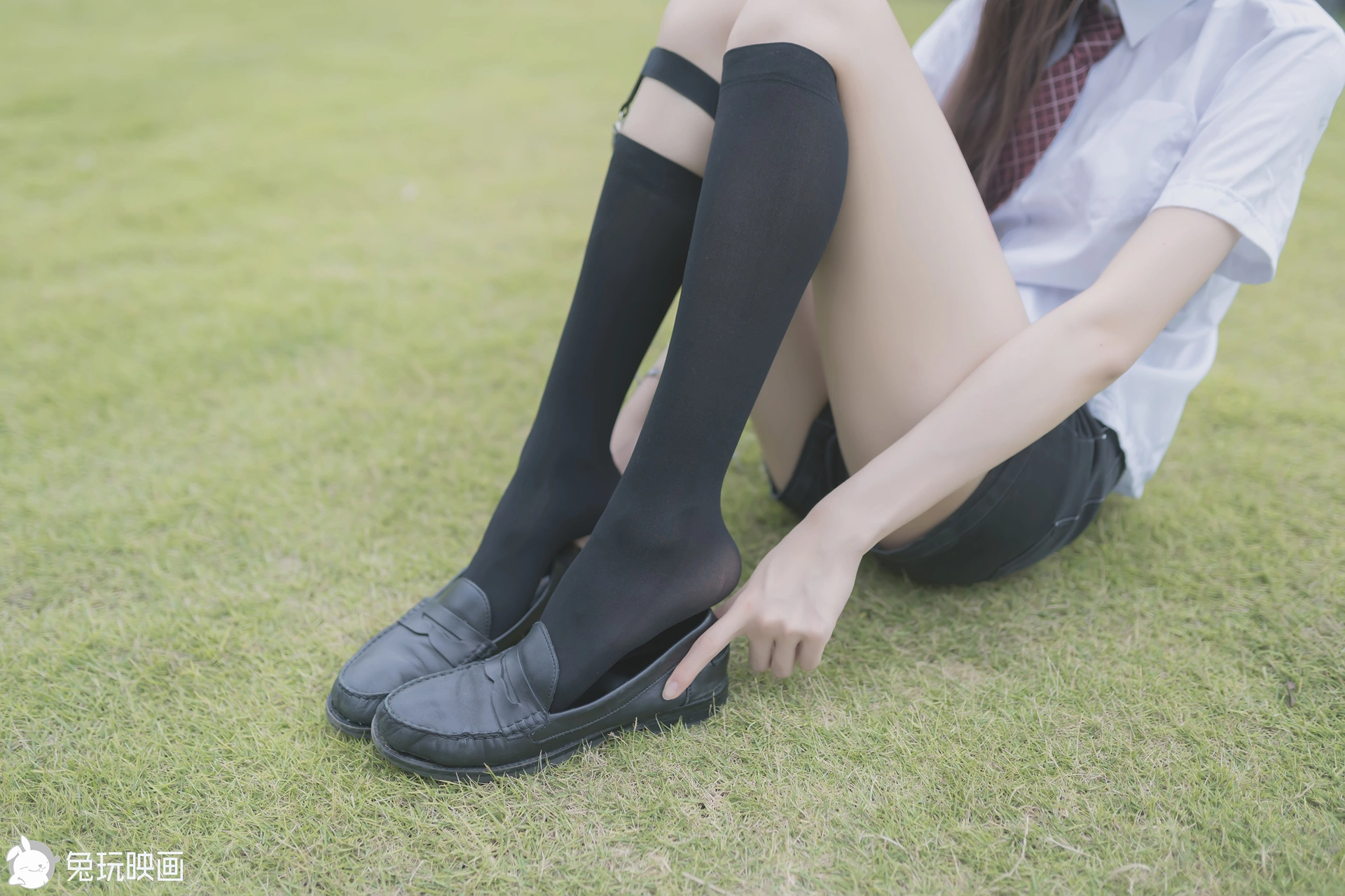 C26.002 草坪上的小细腿 [40P-116MB]