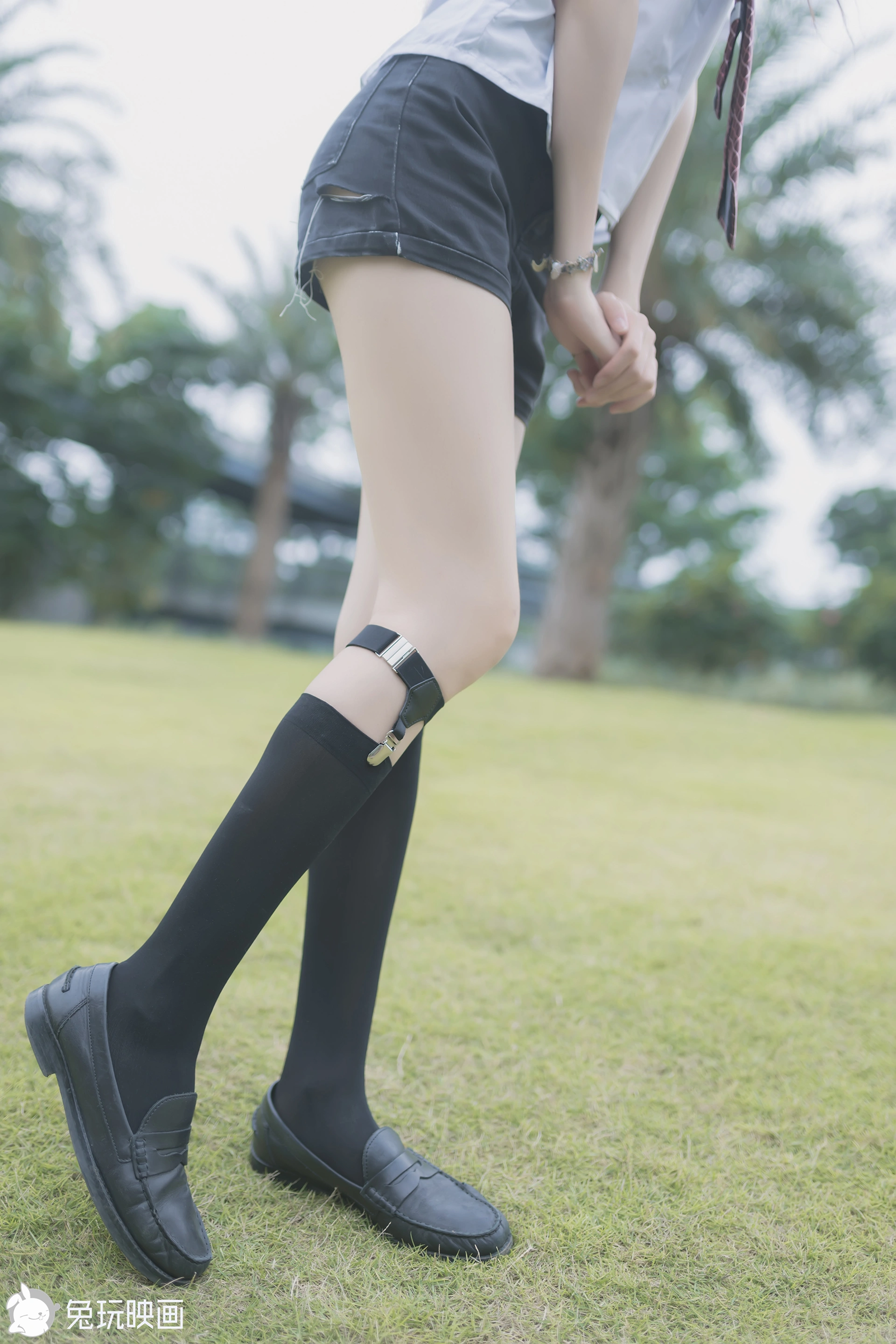 C26.002 草坪上的小细腿 [40P-116MB]