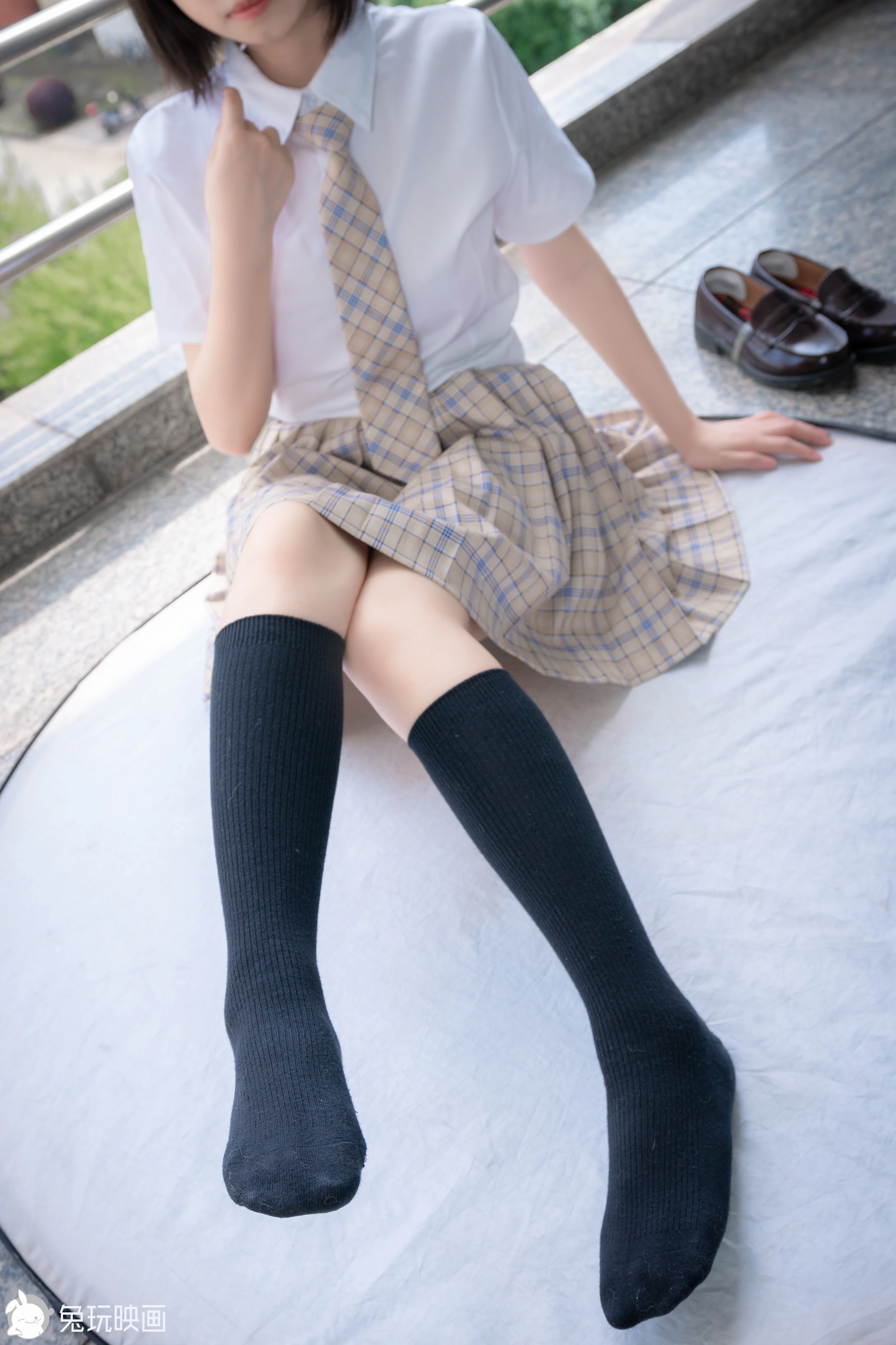 C18.002 教室走廊外的JK [41P-425MB]