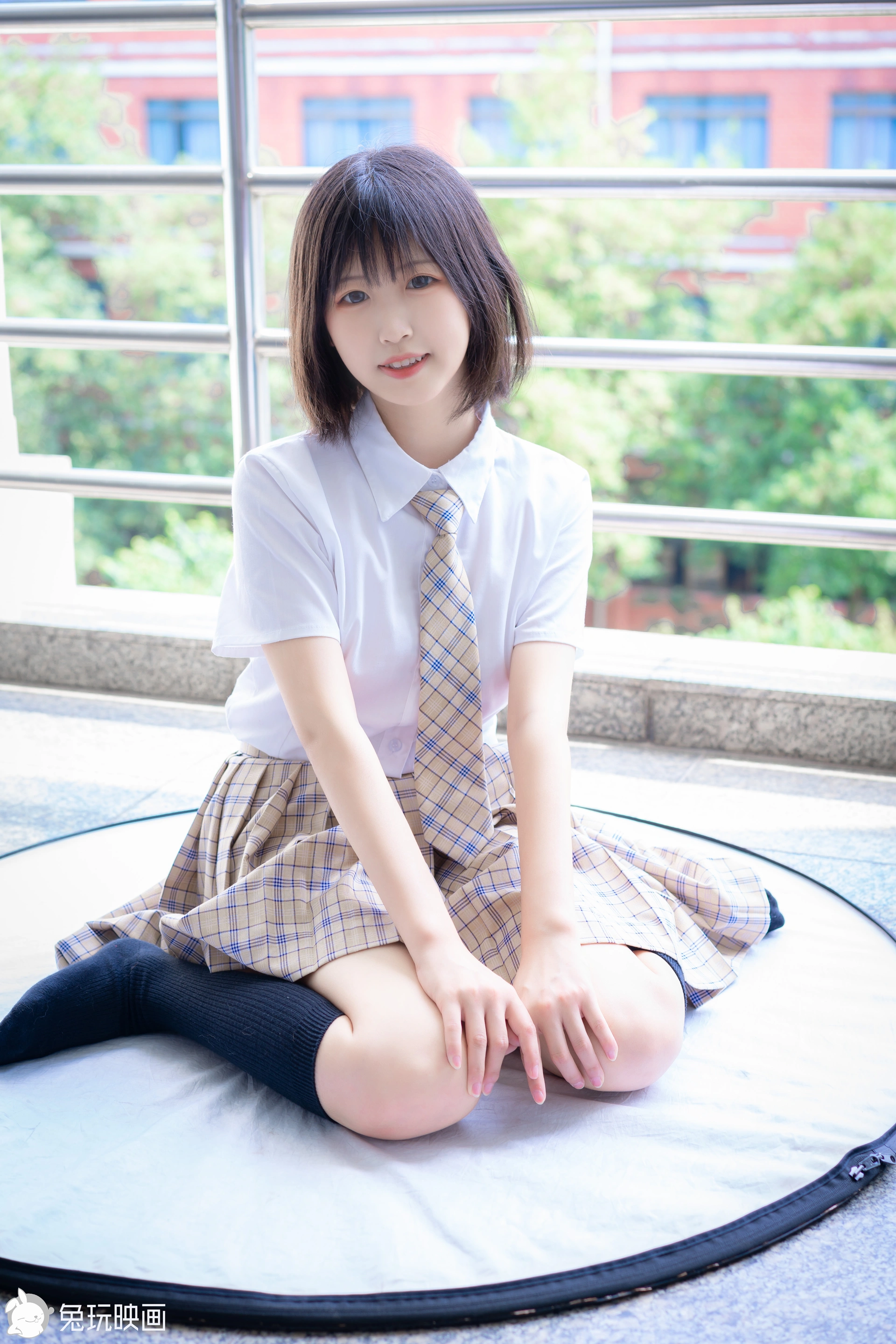 C18.002 教室走廊外的JK [41P-425MB]