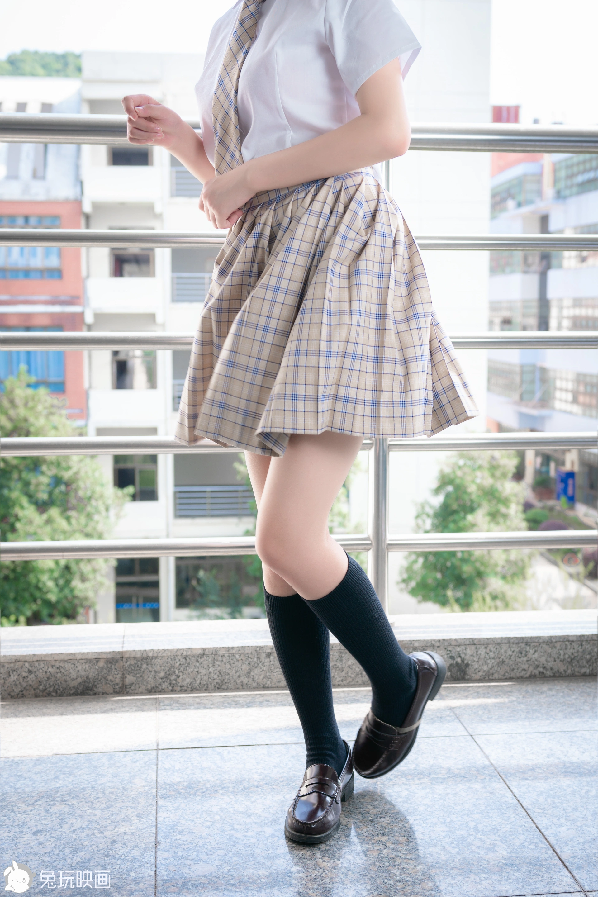 C18.002 教室走廊外的JK [41P-425MB]