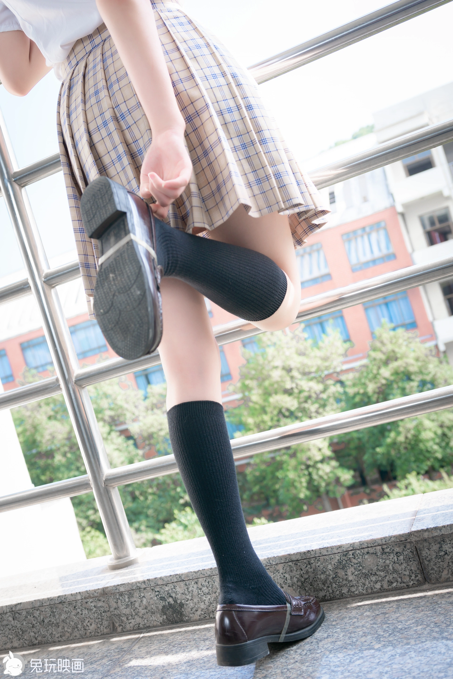 C18.002 教室走廊外的JK [41P-425MB]