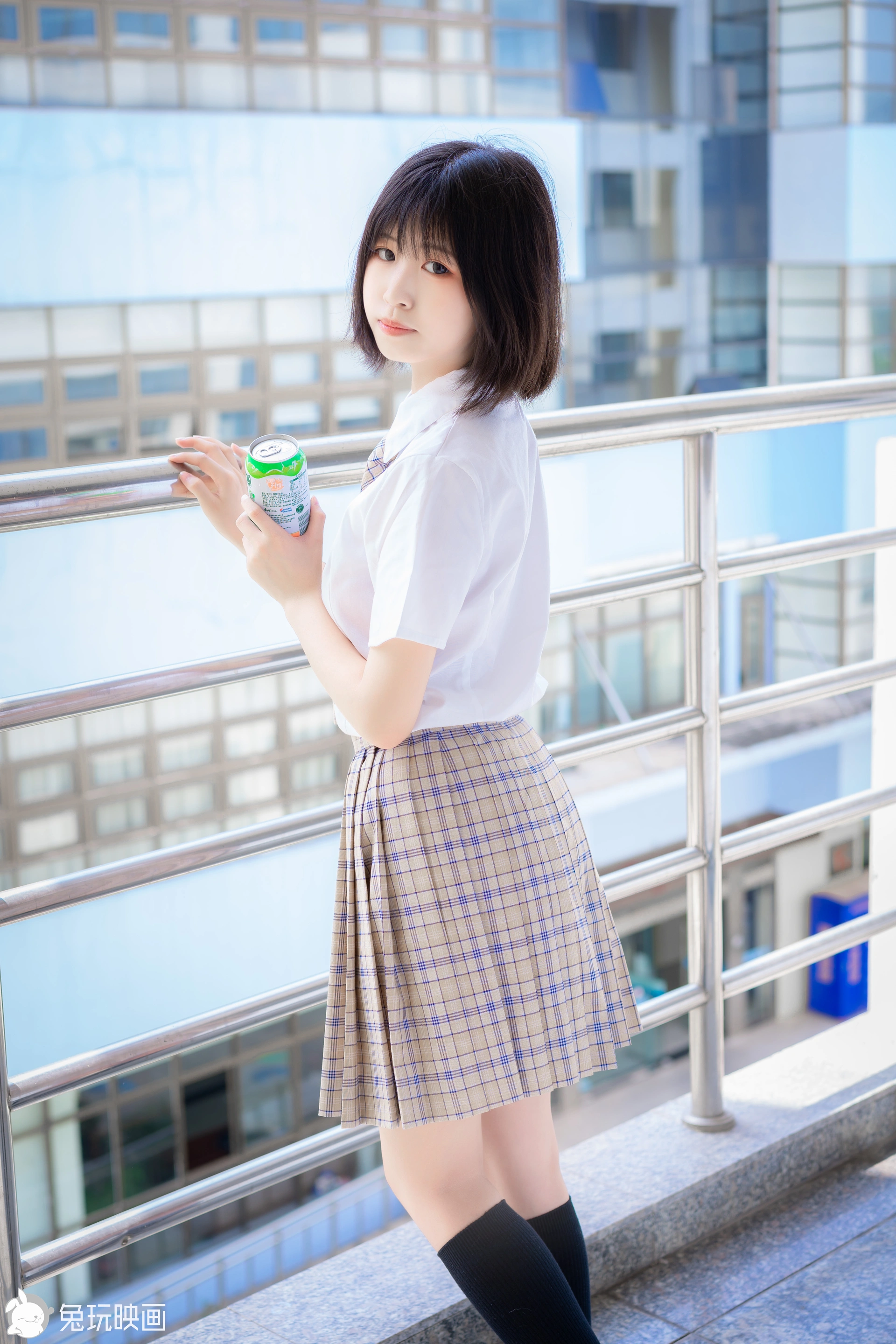 C18.002 教室走廊外的JK [41P-425MB]
