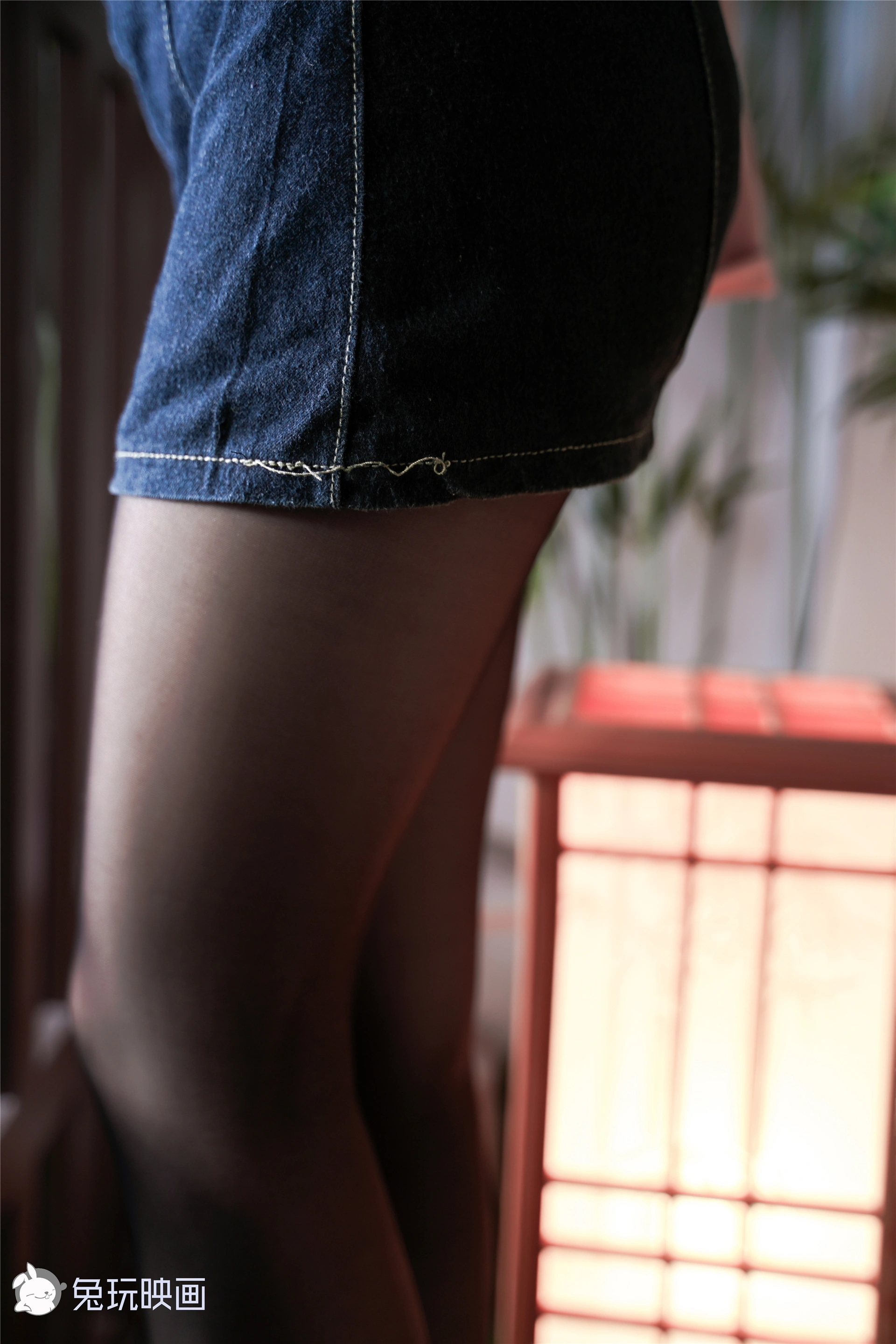 C01.002 穿黑丝牛仔裙的少女 [46P-204MB]