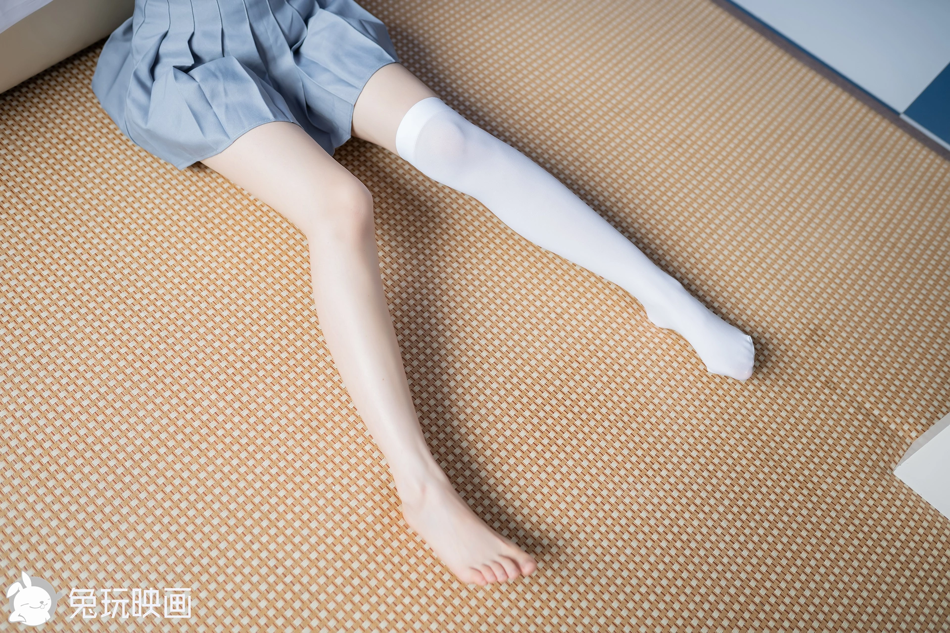 C49.008 一半白丝一半果腿 [40P-136MB]