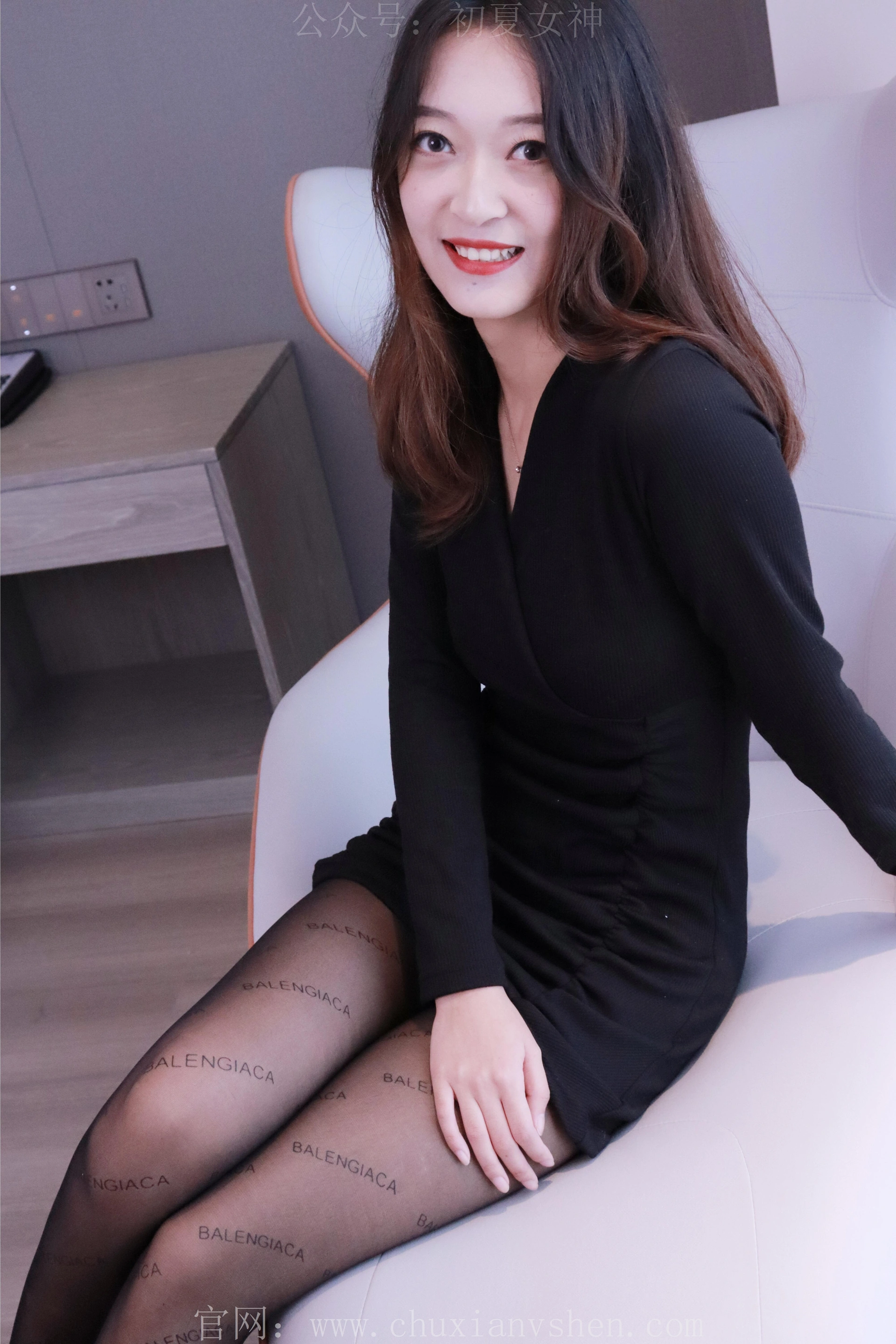 初夏女神 NO.013 依依~黑色瘦身连衣裙搭小黑皮鞋[146P-1V-3.91G]