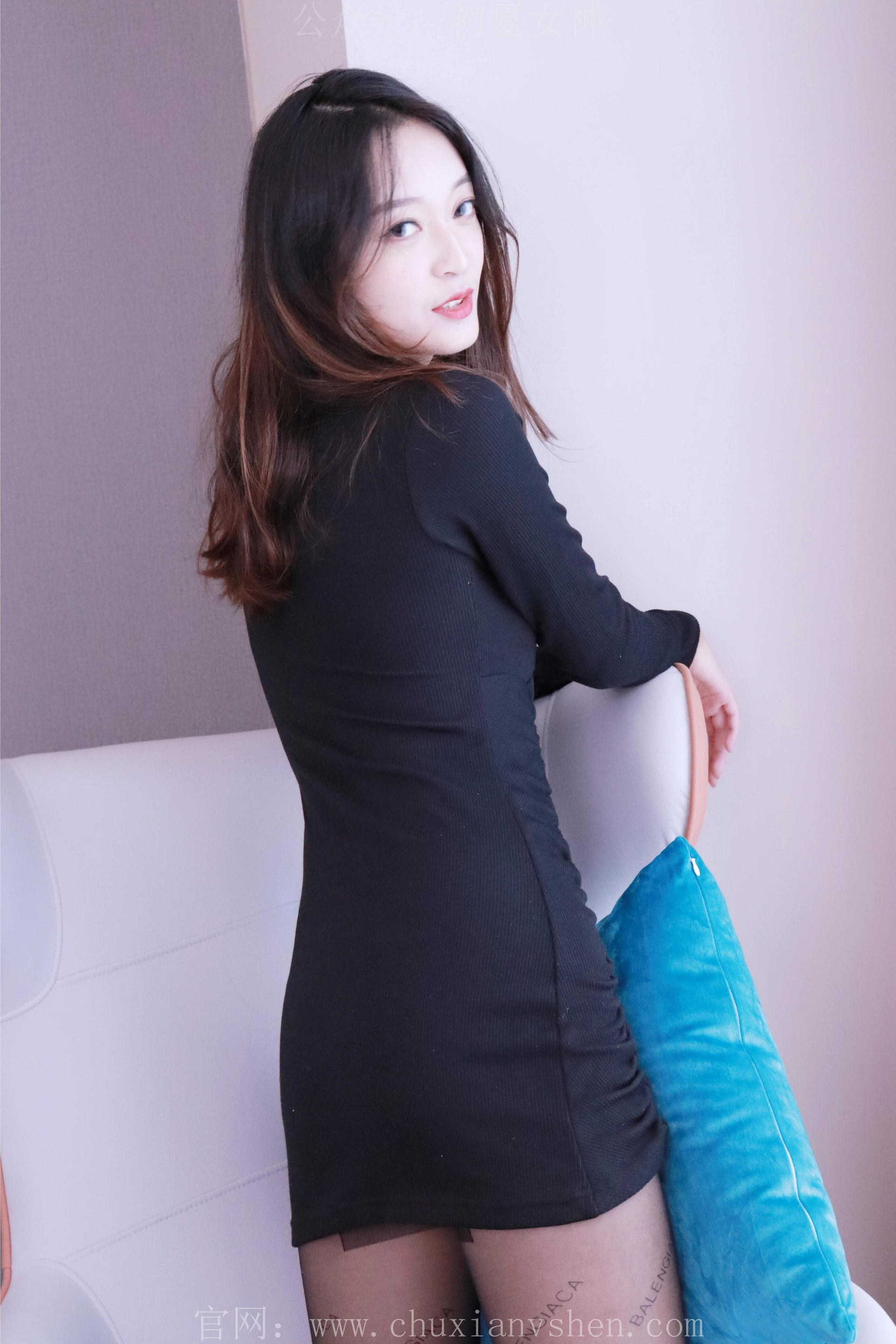 初夏女神 NO.013 依依~黑色瘦身连衣裙搭小黑皮鞋[146P-1V-3.91G]