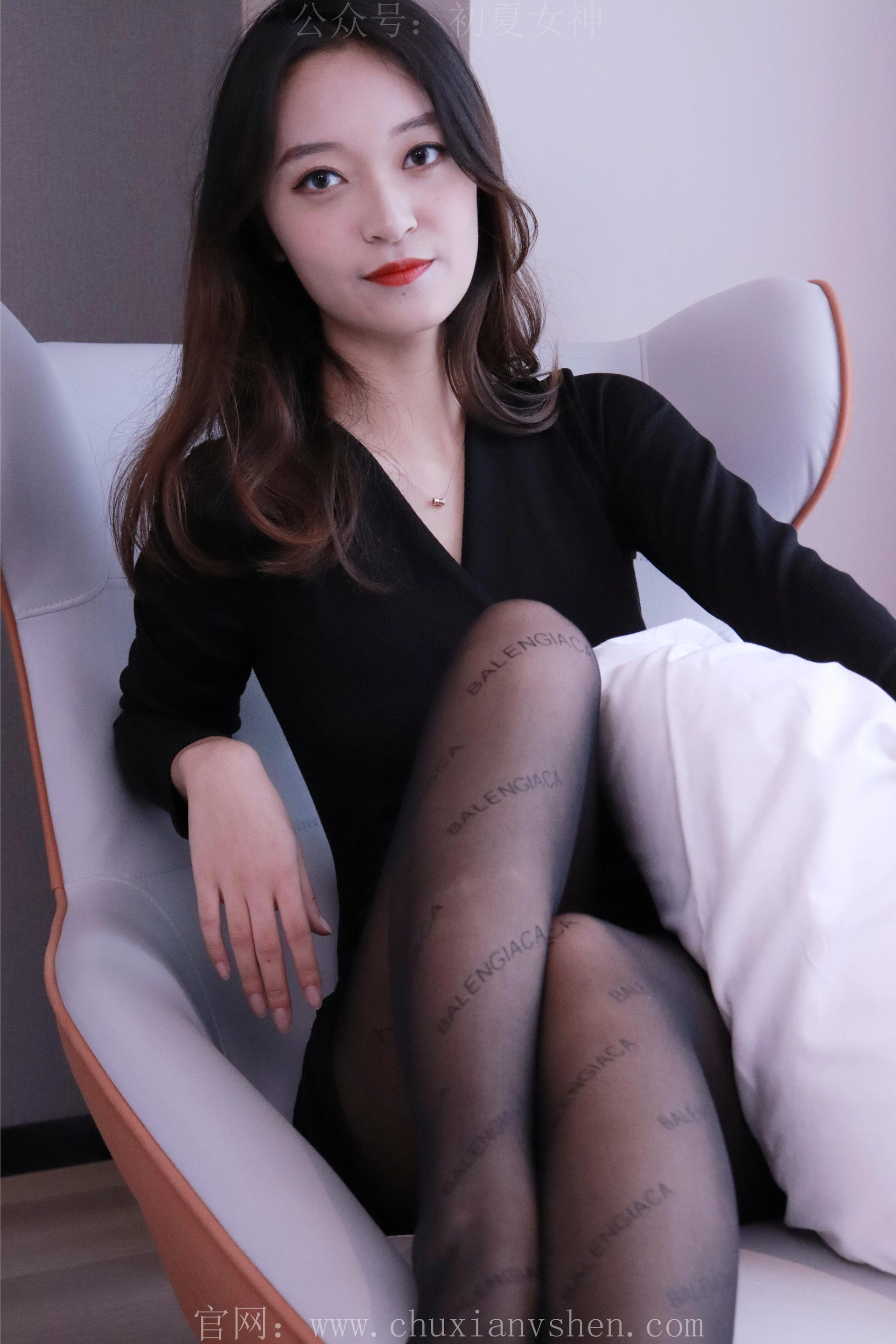初夏女神 NO.013 依依~黑色瘦身连衣裙搭小黑皮鞋[146P-1V-3.91G]
