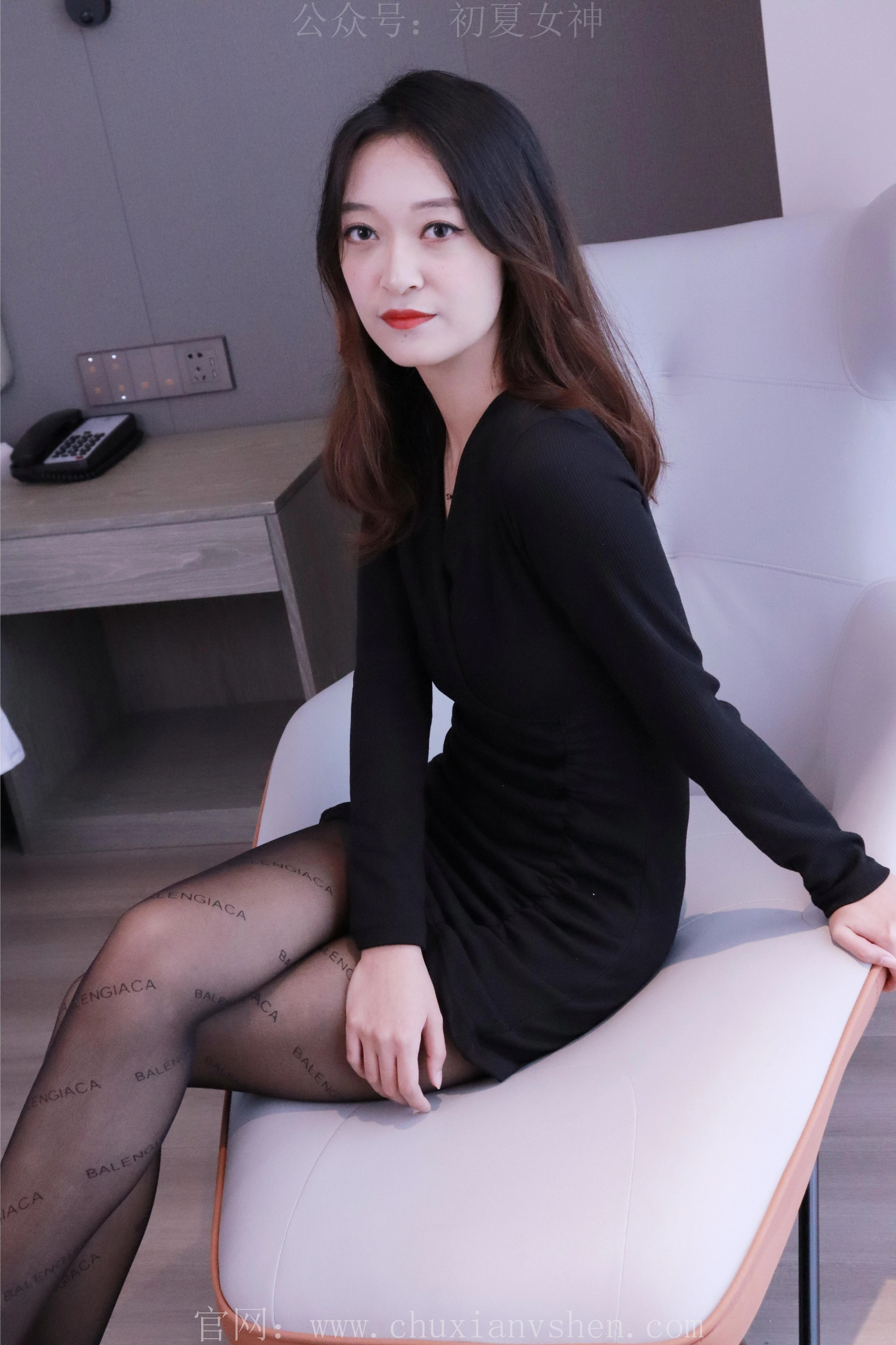 初夏女神 NO.013 依依~黑色瘦身连衣裙搭小黑皮鞋[146P-1V-3.91G]