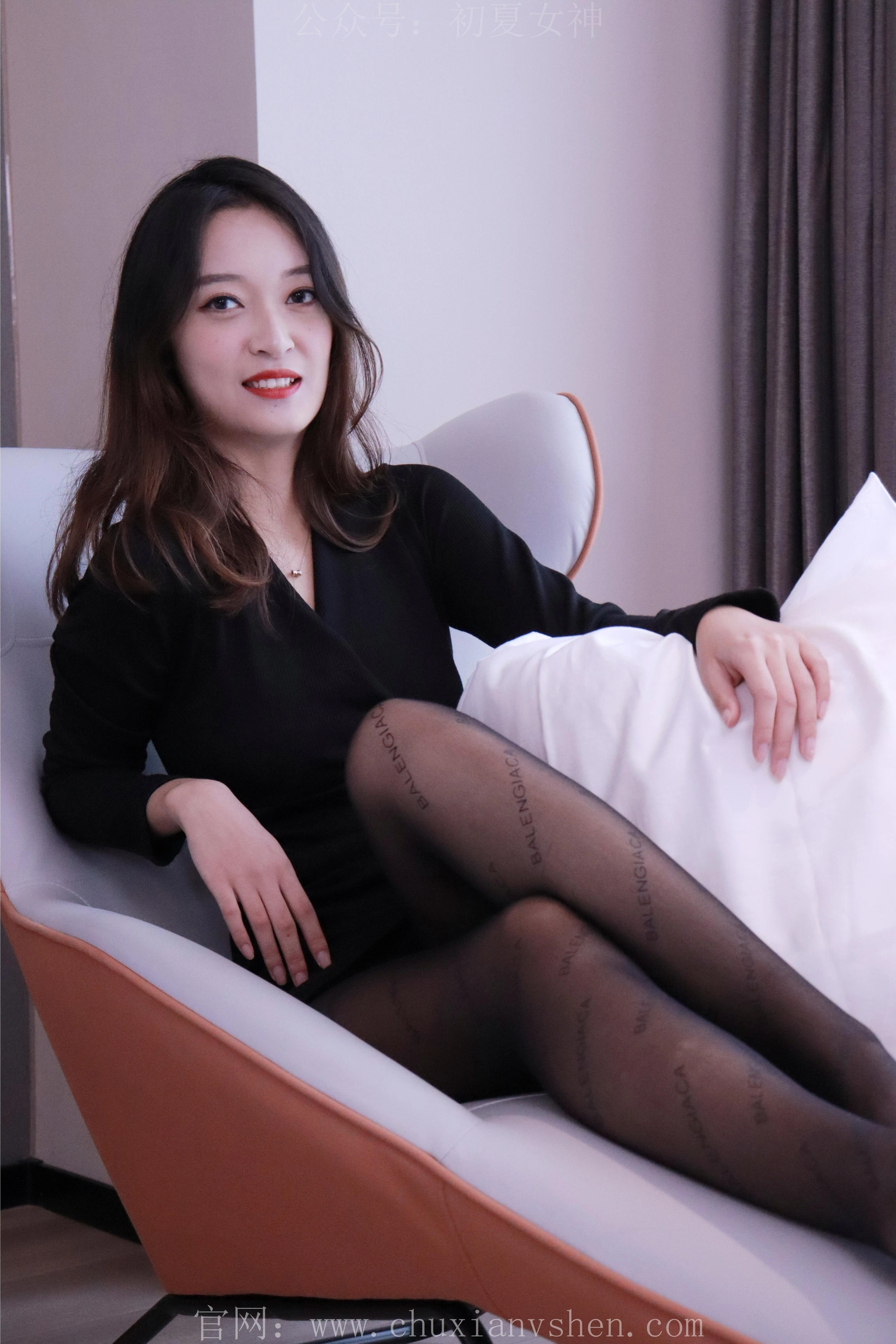 初夏女神 NO.013 依依~黑色瘦身连衣裙搭小黑皮鞋[146P-1V-3.91G]