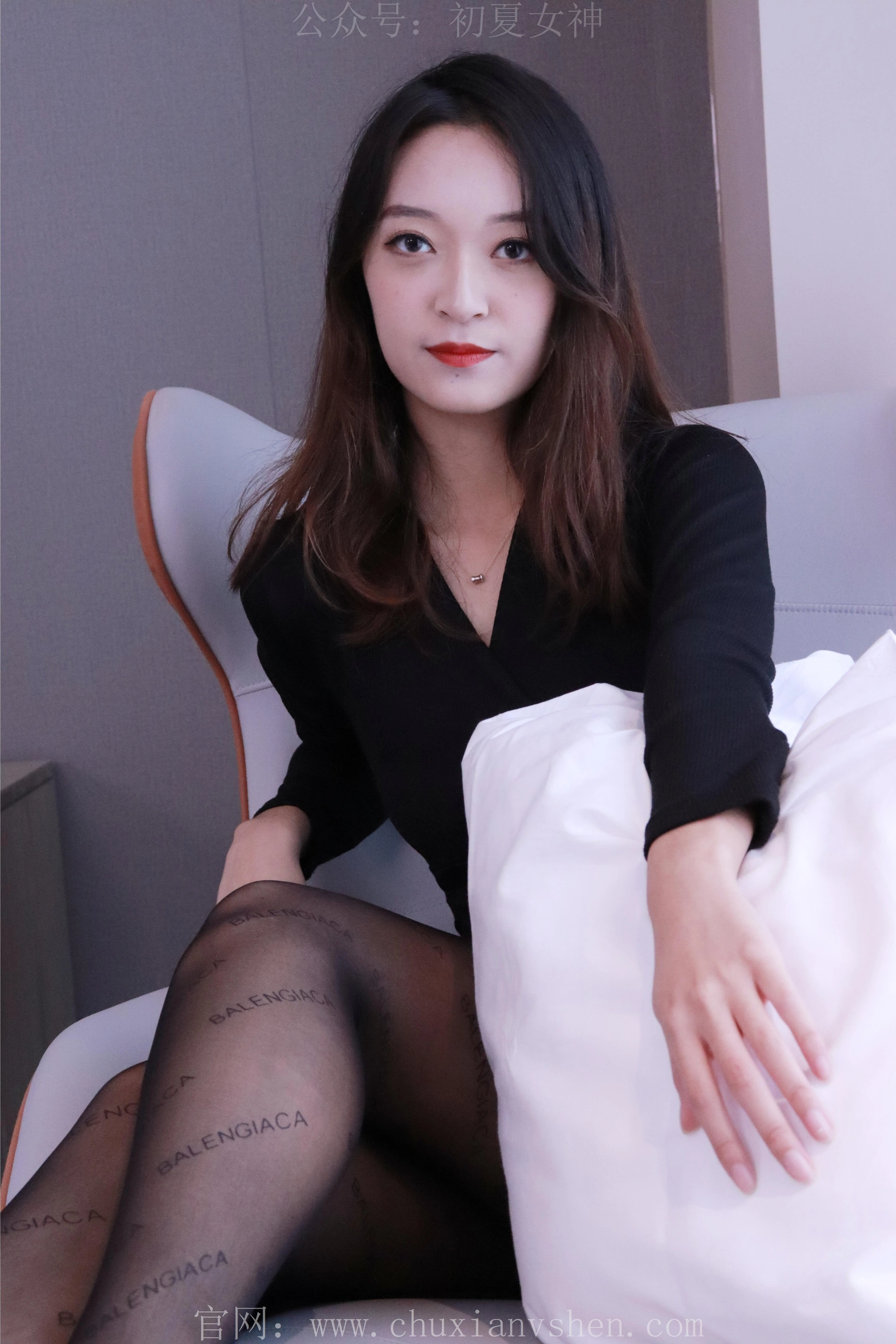 初夏女神 NO.013 依依~黑色瘦身连衣裙搭小黑皮鞋[146P-1V-3.91G]