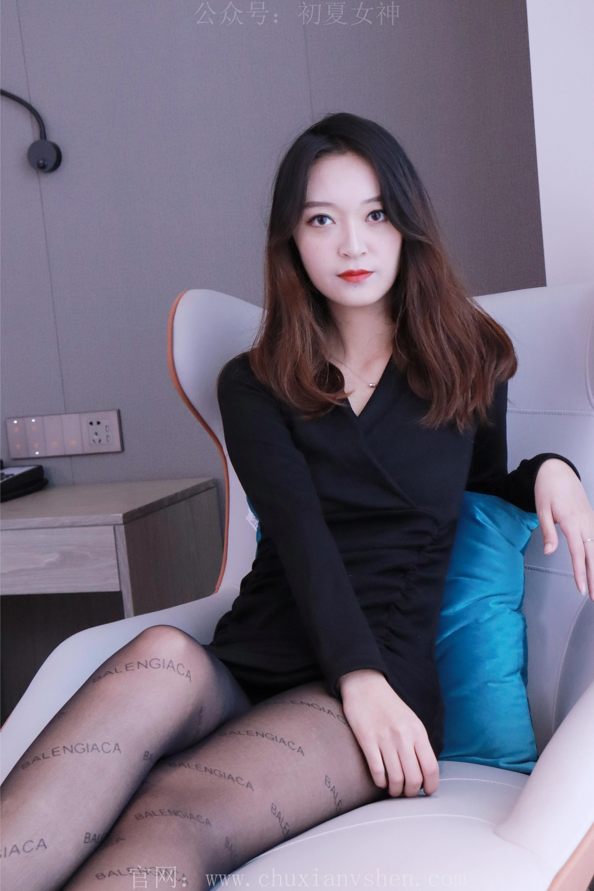 初夏女神 NO.013 依依~黑色瘦身连衣裙搭小黑皮鞋[146P-1V-3.91G]