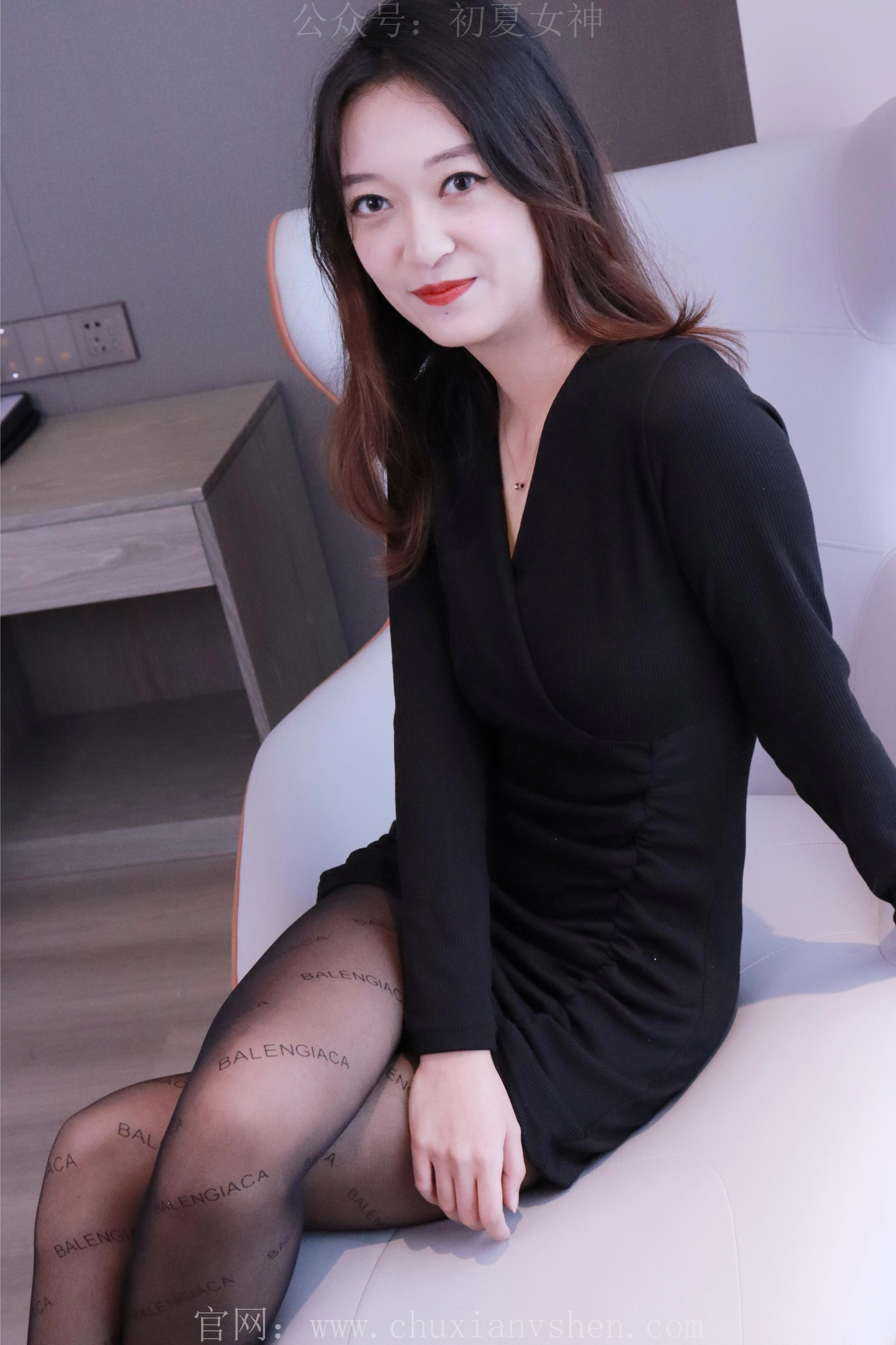 初夏女神 NO.013 依依~黑色瘦身连衣裙搭小黑皮鞋[146P-1V-3.91G]