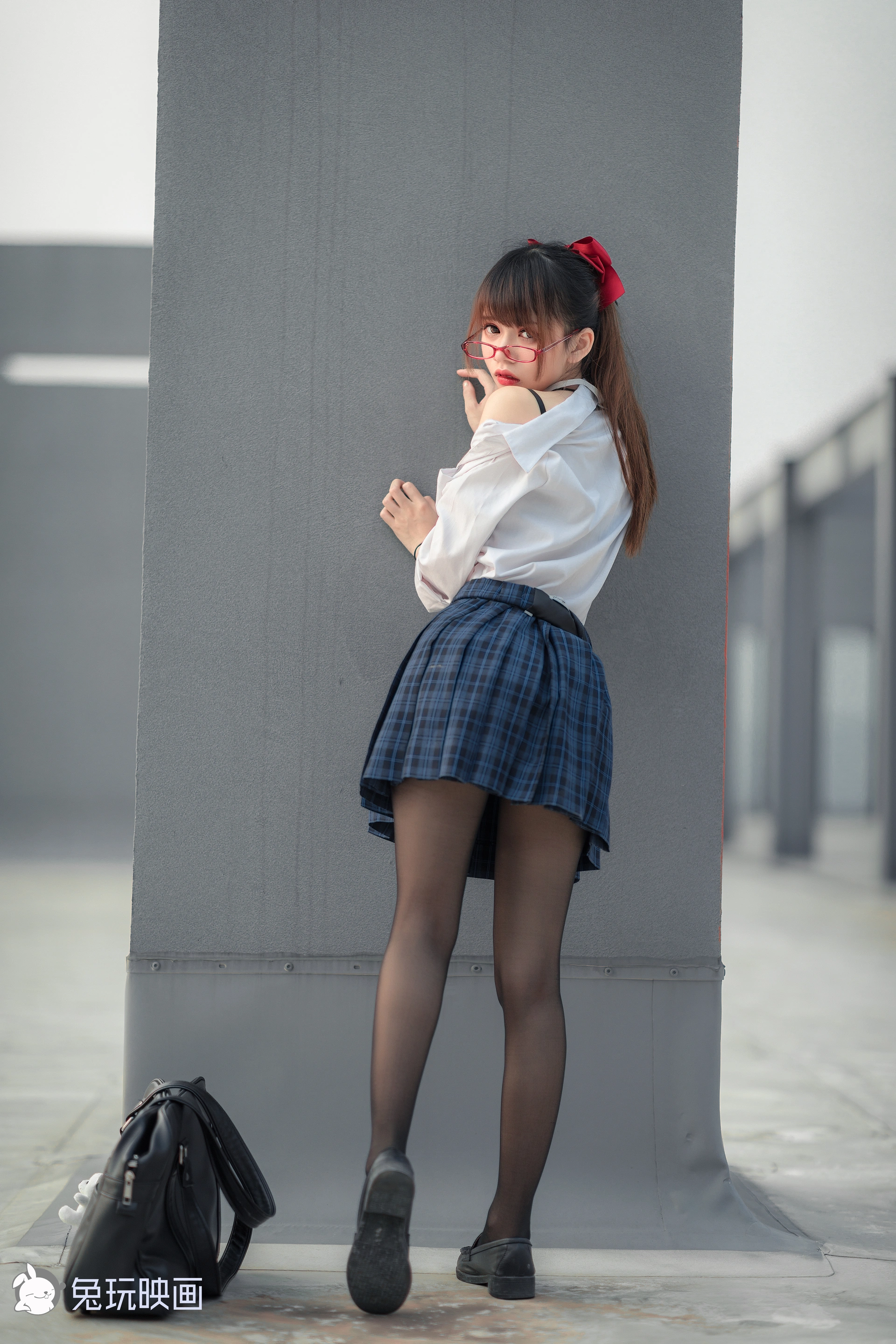 C08.001 被束缚的少女 [44P-584MB]
