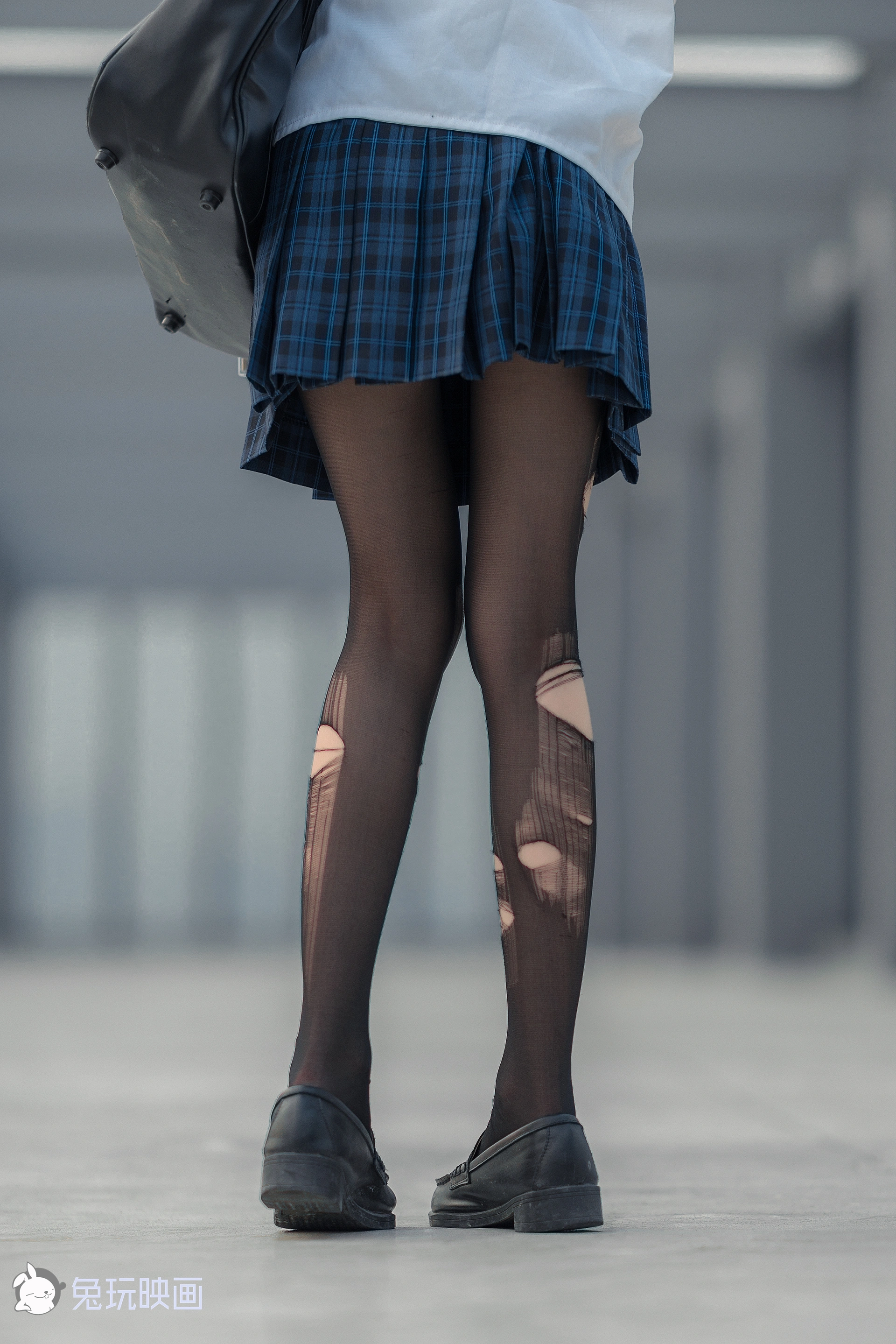 C08.001 被束缚的少女 [44P-584MB]