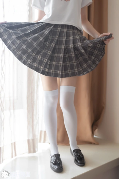 C49.005 灰色格裙和白丝 [40P-72MB]