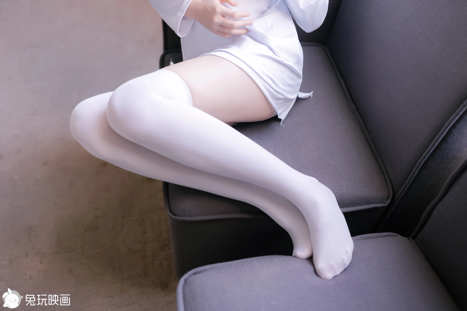 C44.004 沙发上的白丝 [39P-83MB]
