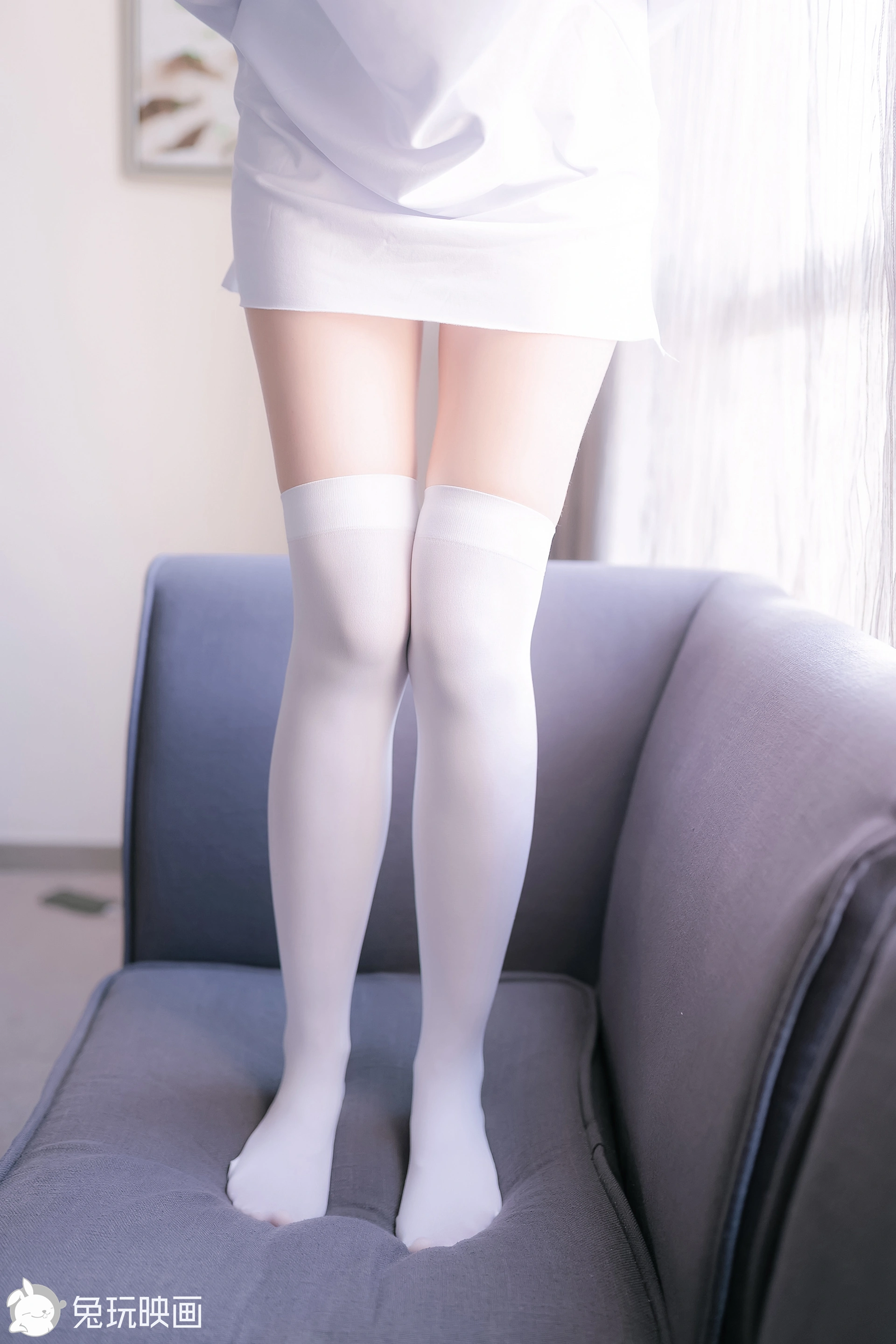C44.004 沙发上的白丝 [39P-83MB]