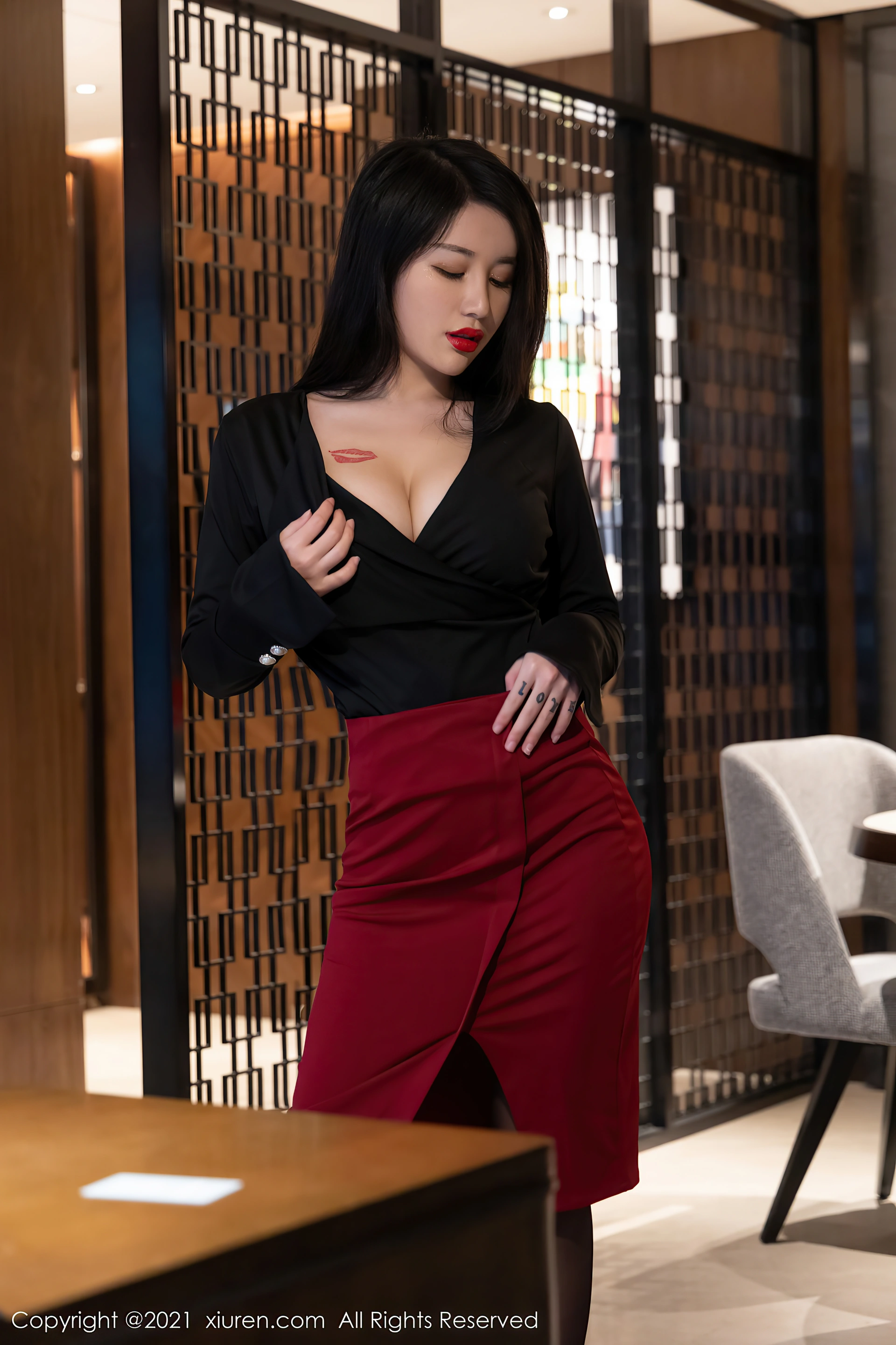 XiuRen秀人网 2021.11.01 No.4143 美七Mia 丰满 黑丝[64+1P 638MB]