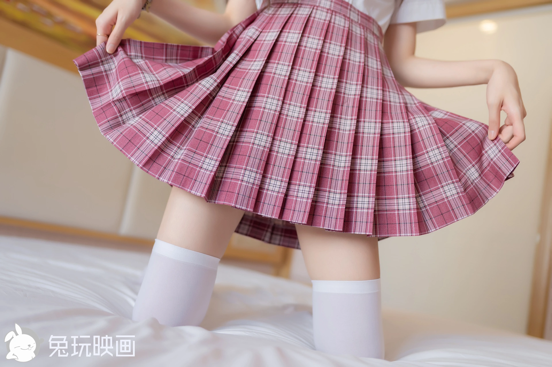 C32.005 红色格裙和白丝 [40P-81MB]