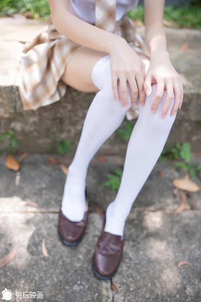 C19.006 树荫里的小细腿 [40P-104MB]