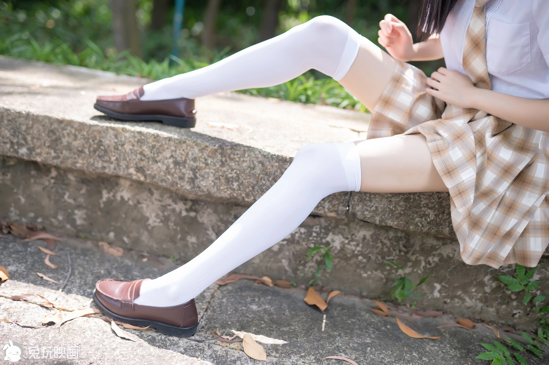 C19.006 树荫里的小细腿 [40P-104MB]
