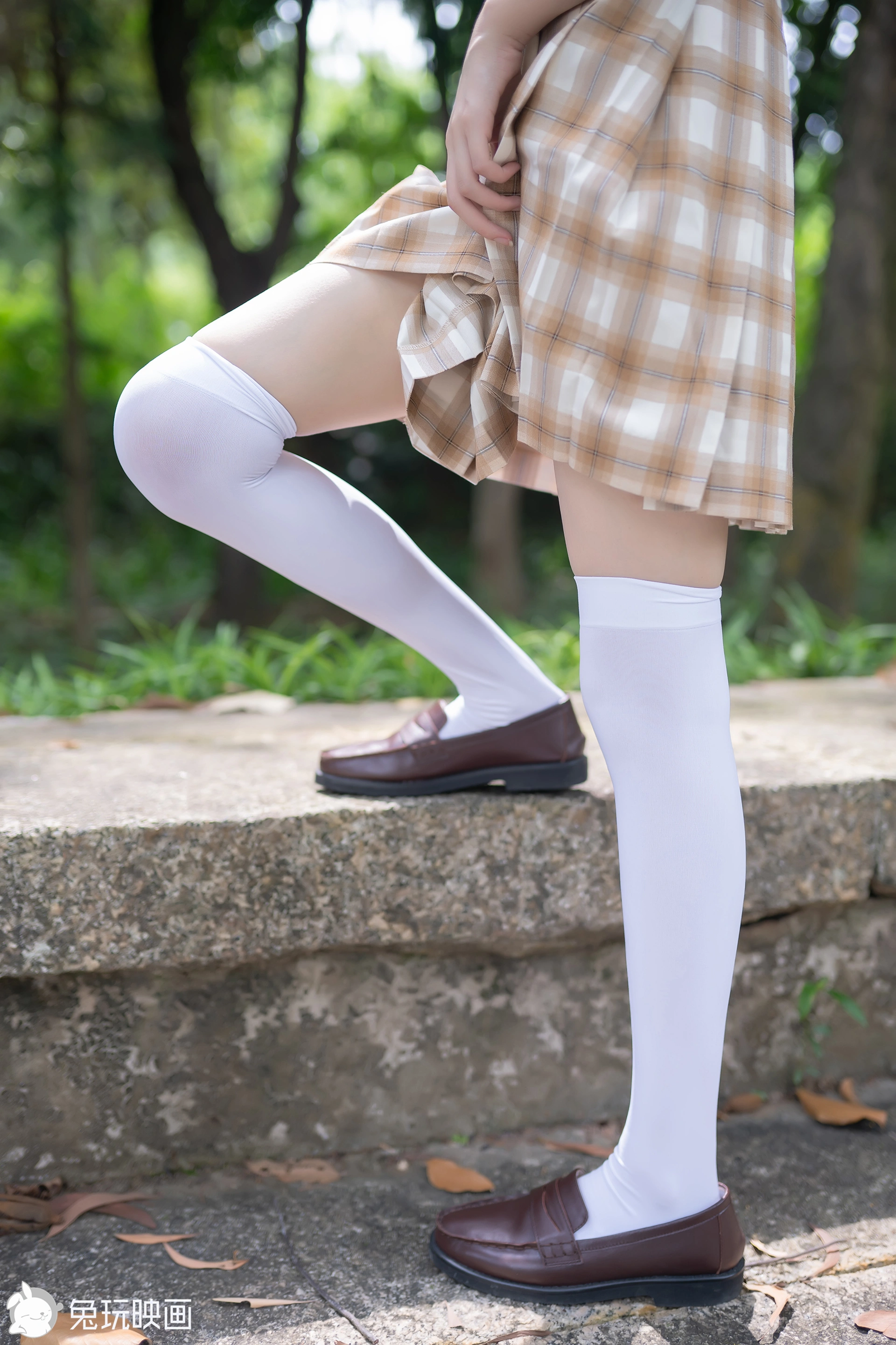 C19.006 树荫里的小细腿 [40P-104MB]